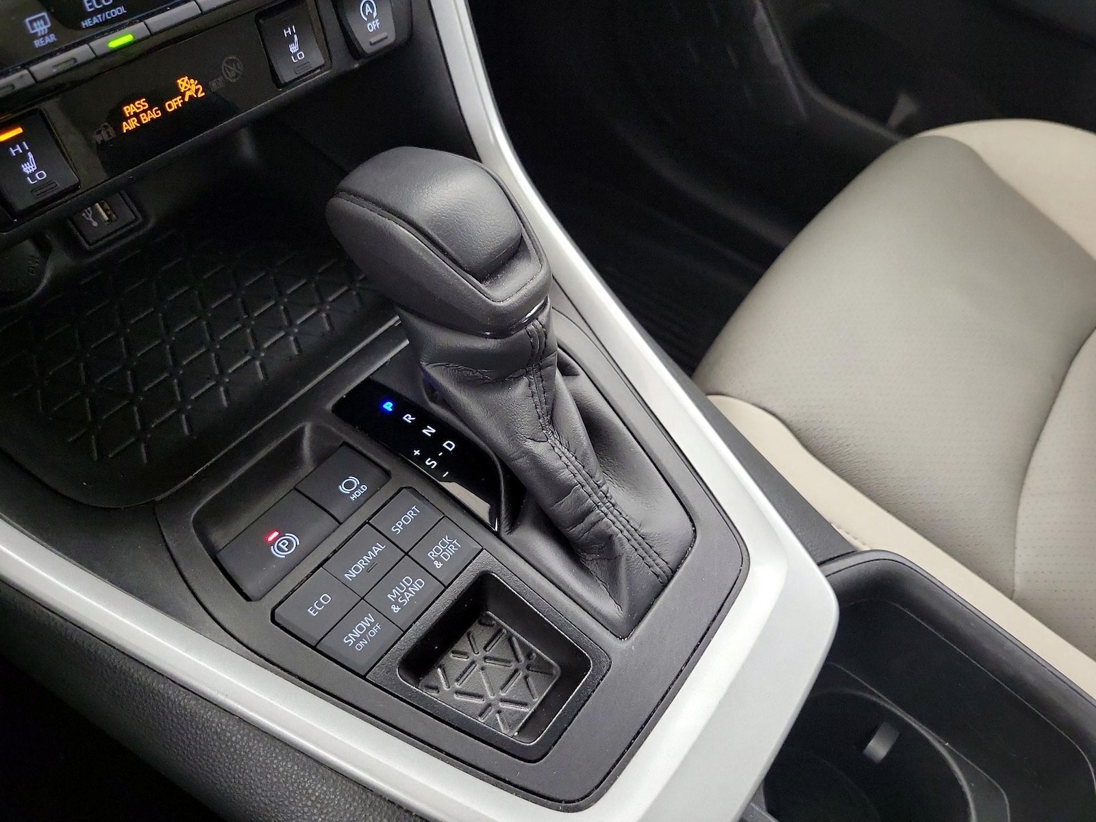 2023 Toyota RAV4 XLE - Photo 18