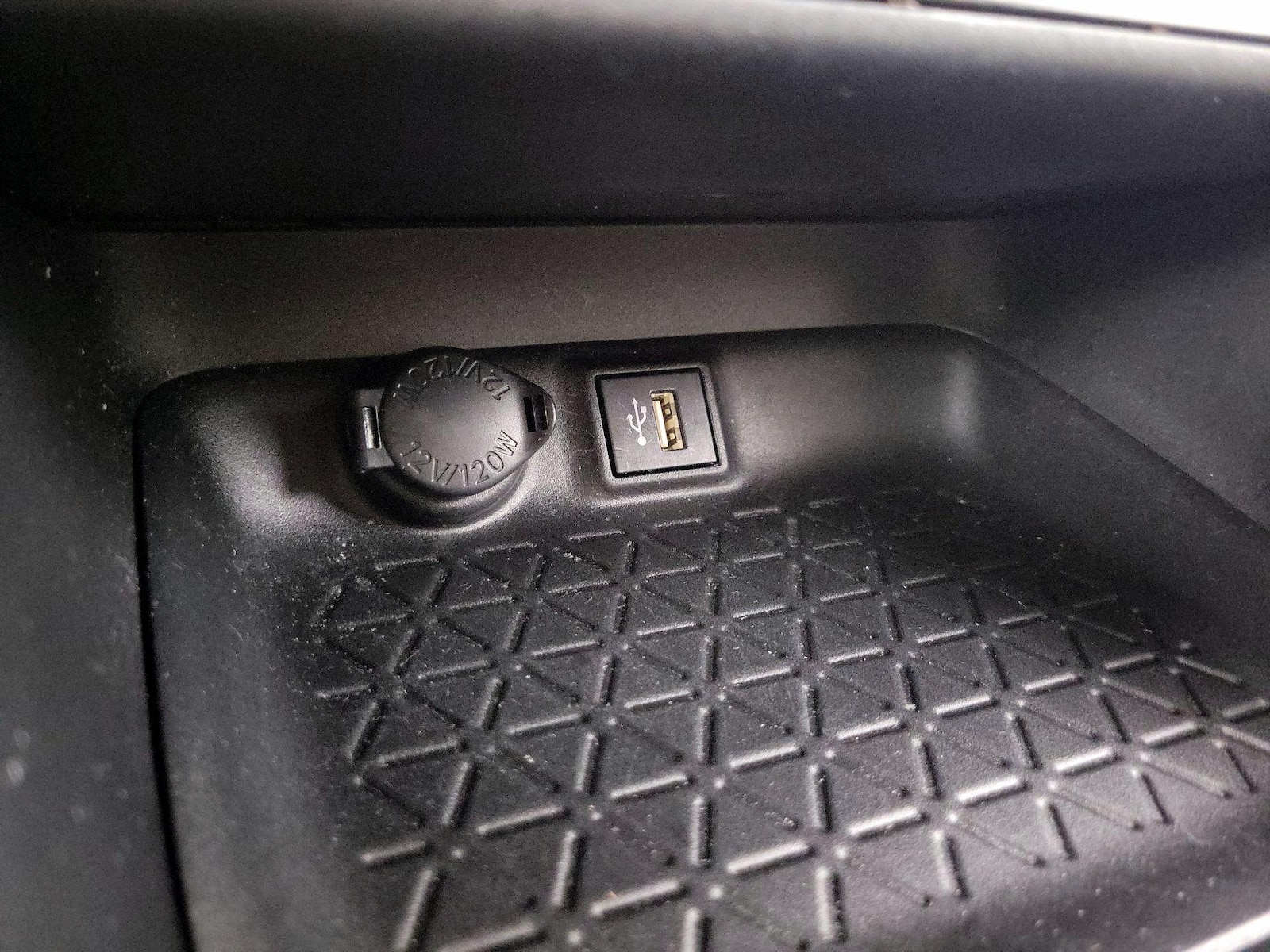 2023 Toyota RAV4 XLE - Photo 19