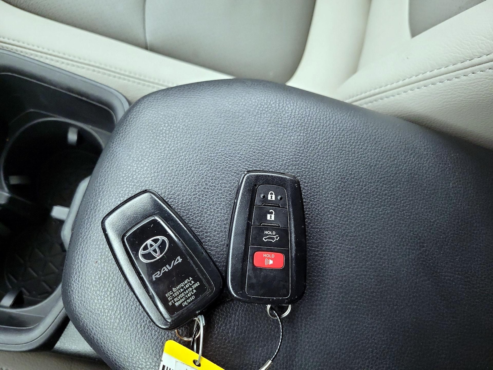2023 Toyota RAV4 XLE - Photo 24