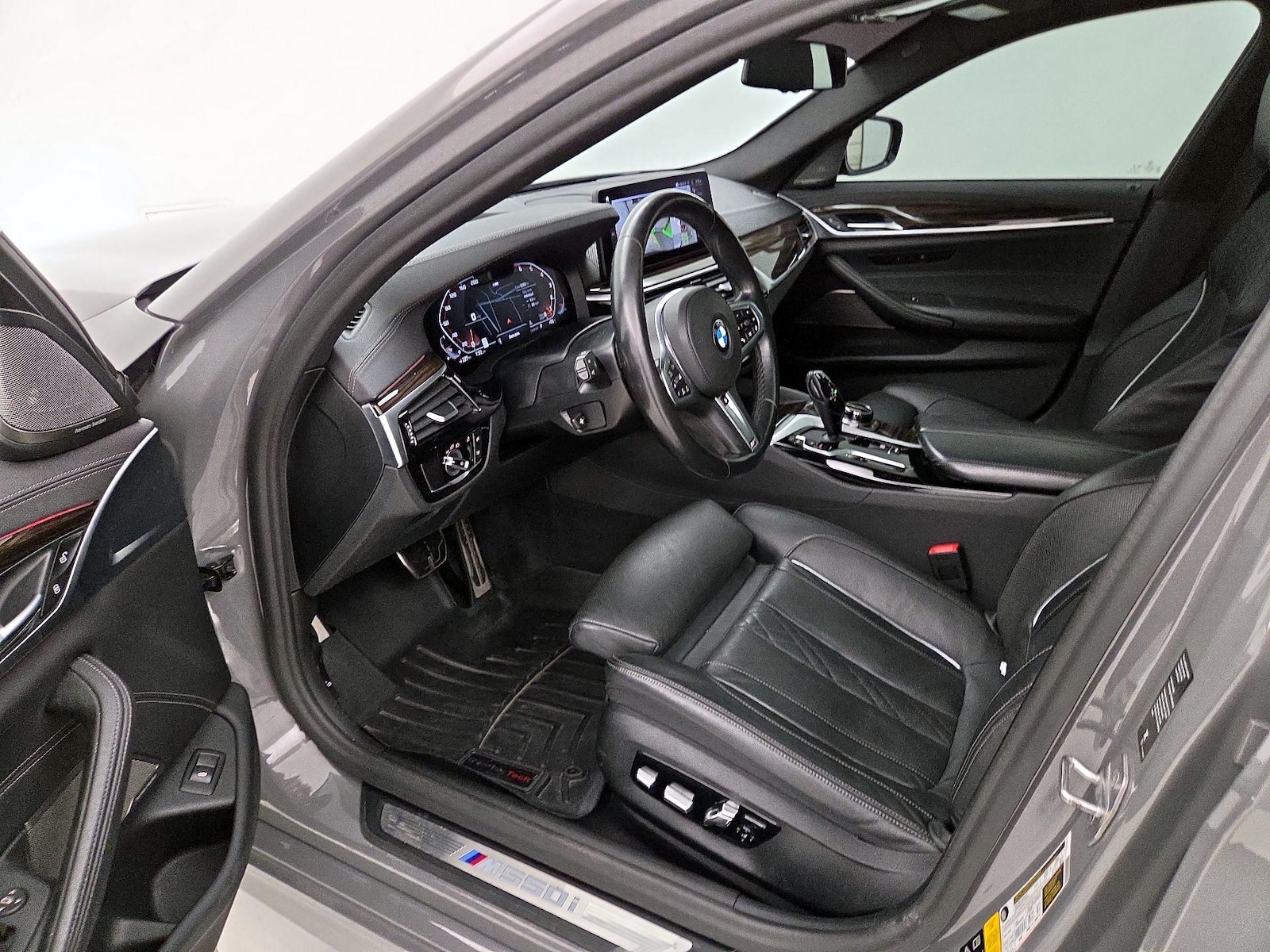 2021 BMW 5 Series M550i - Photo 12