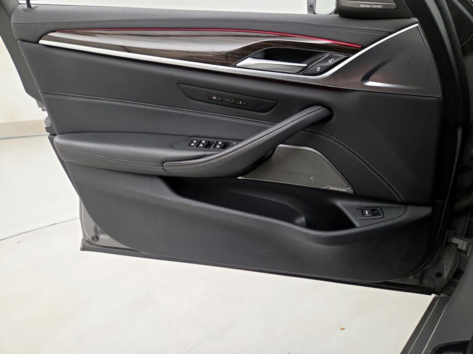 2021 BMW 5 Series M550i - Photo 13