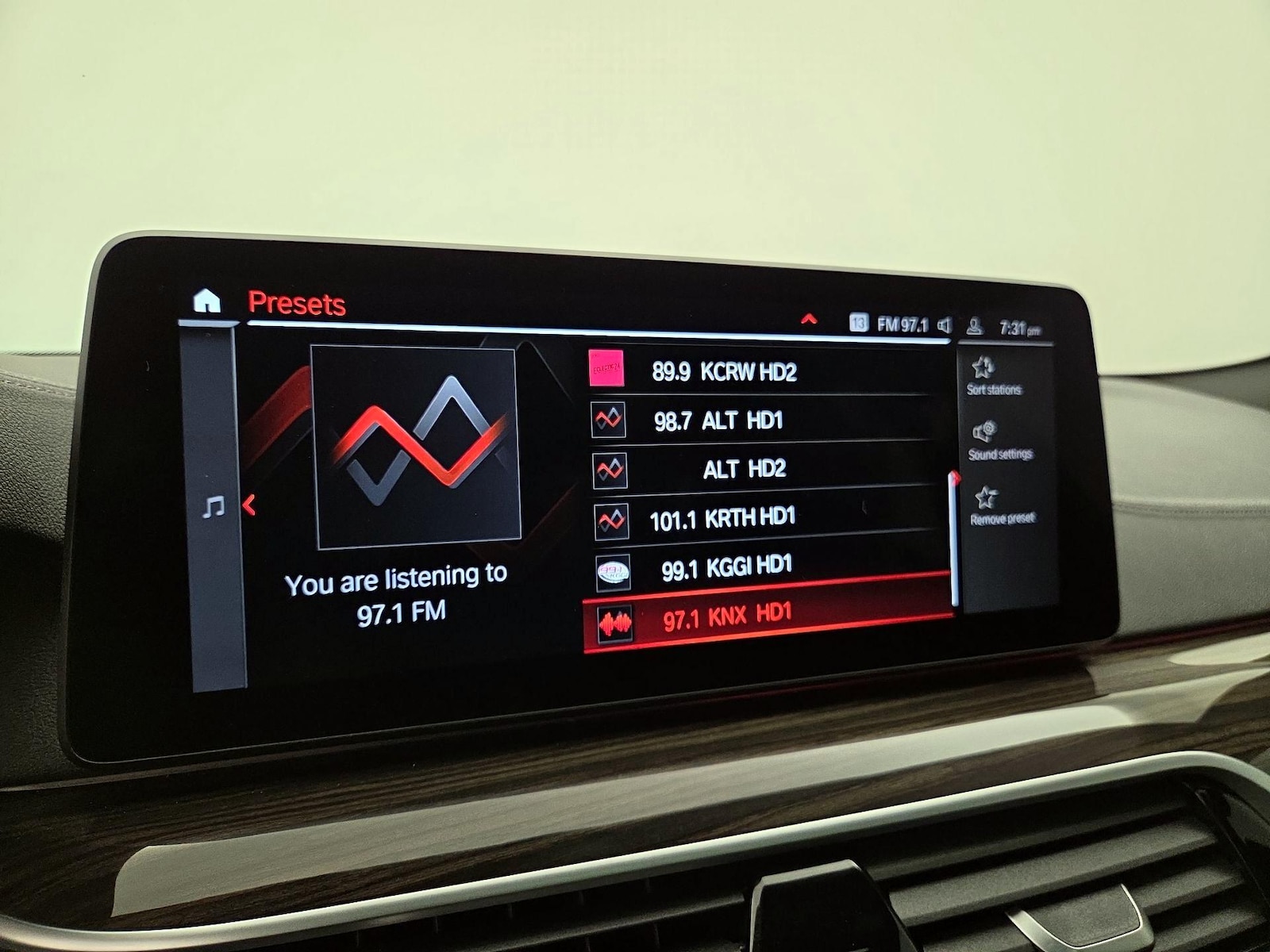 2021 BMW 5 Series M550i - Photo 17