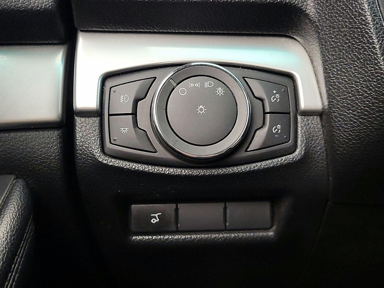 2016 Ford Explorer XLT - Photo 14