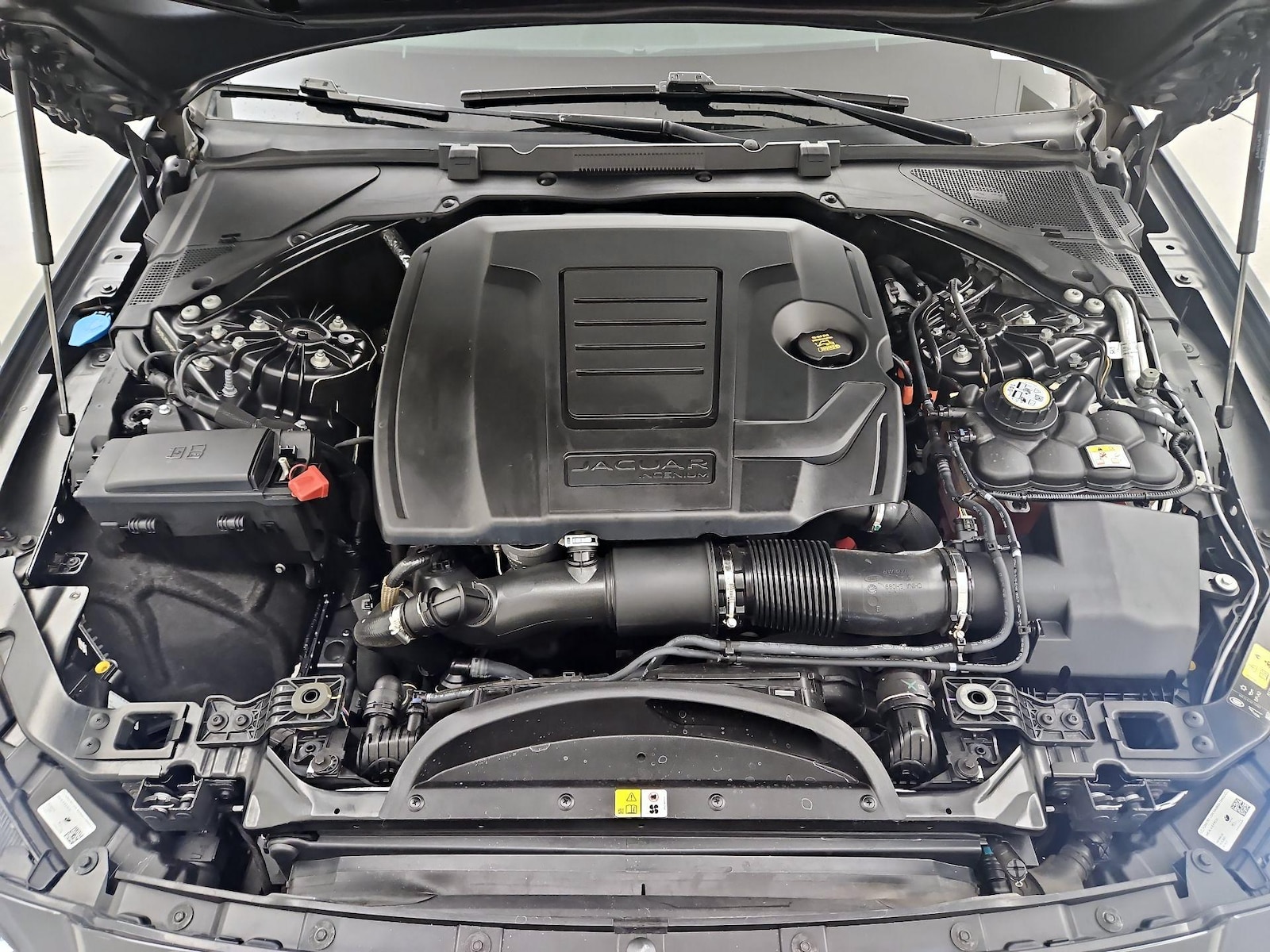 2022 Jaguar XF R-Dynamic SE - Photo 23