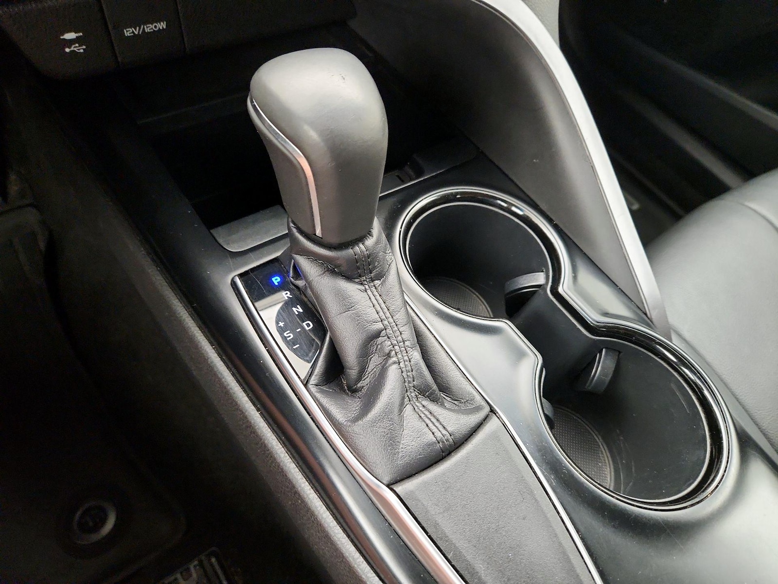 2018 Toyota Camry SE - Photo 16