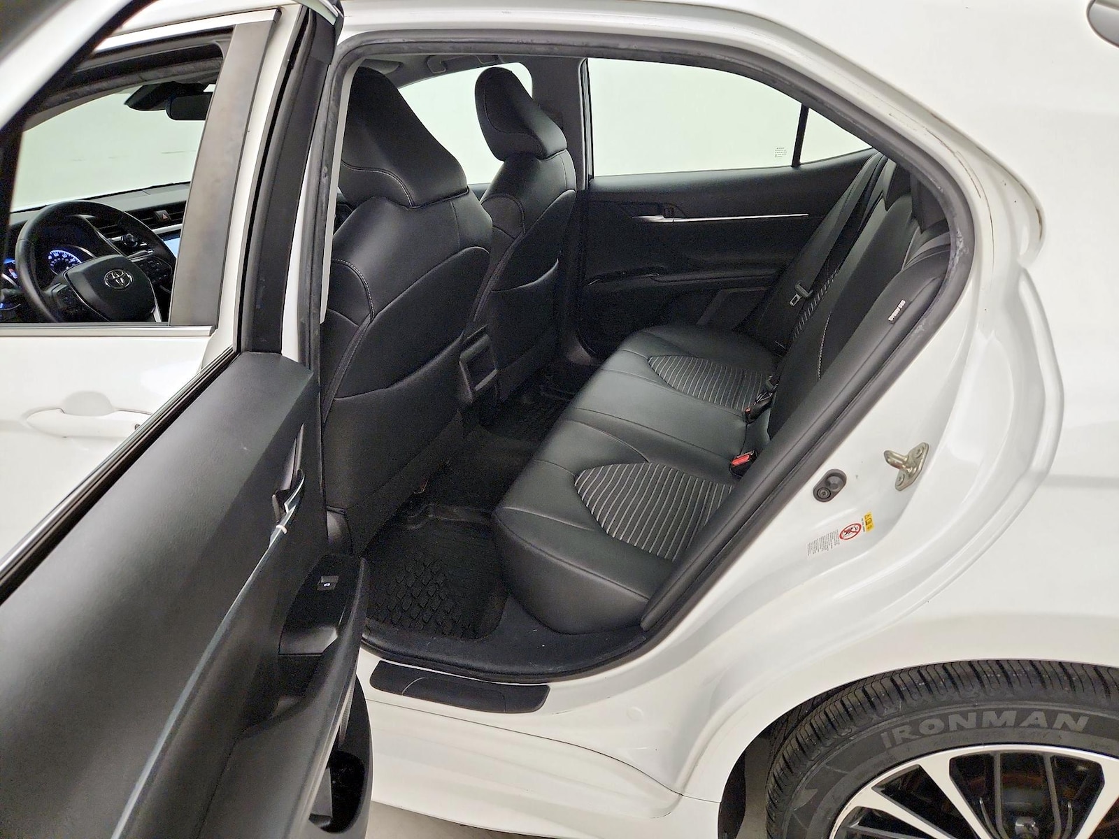 2018 Toyota Camry SE - Photo 18