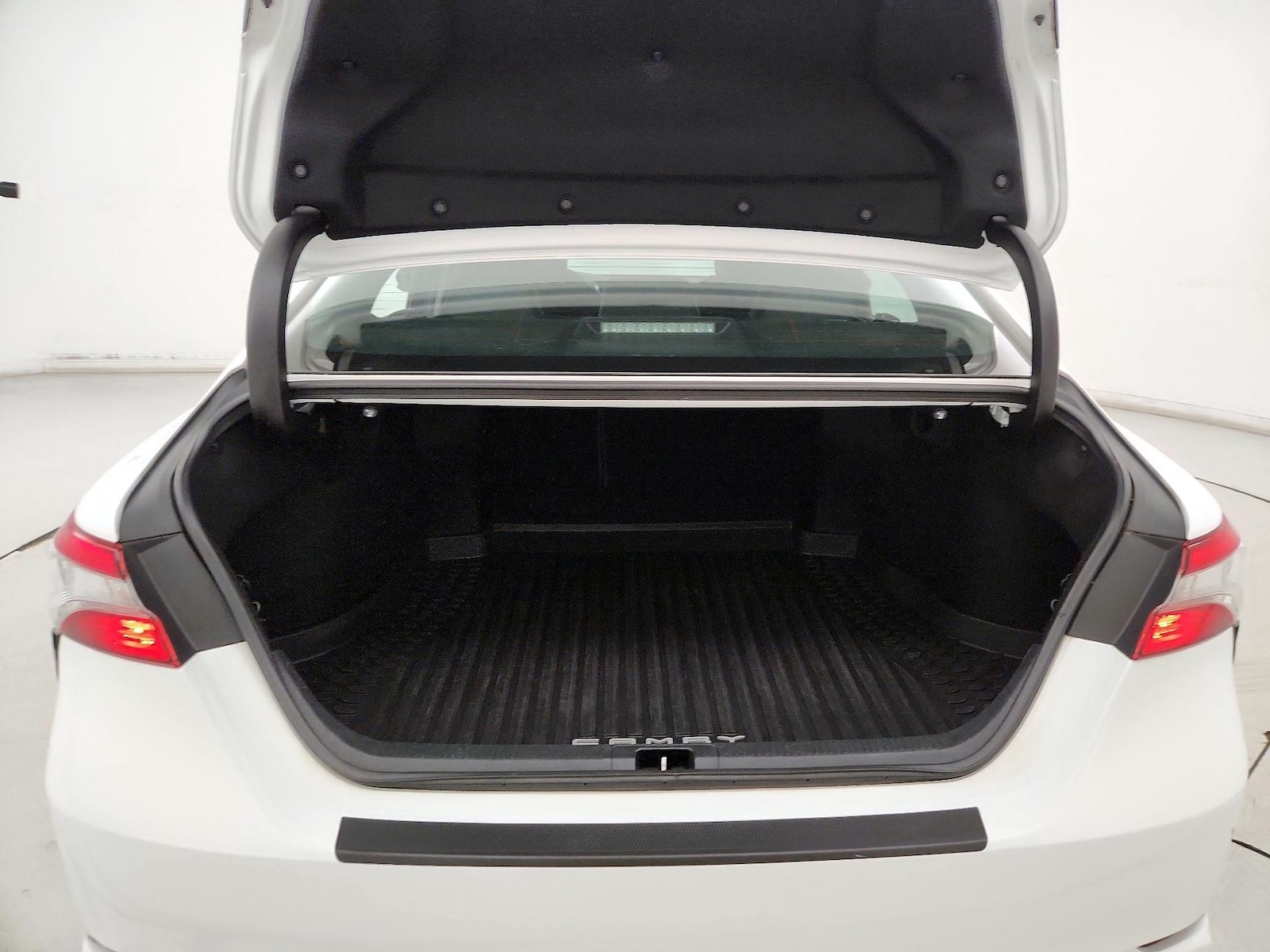 2018 Toyota Camry SE - Photo 19