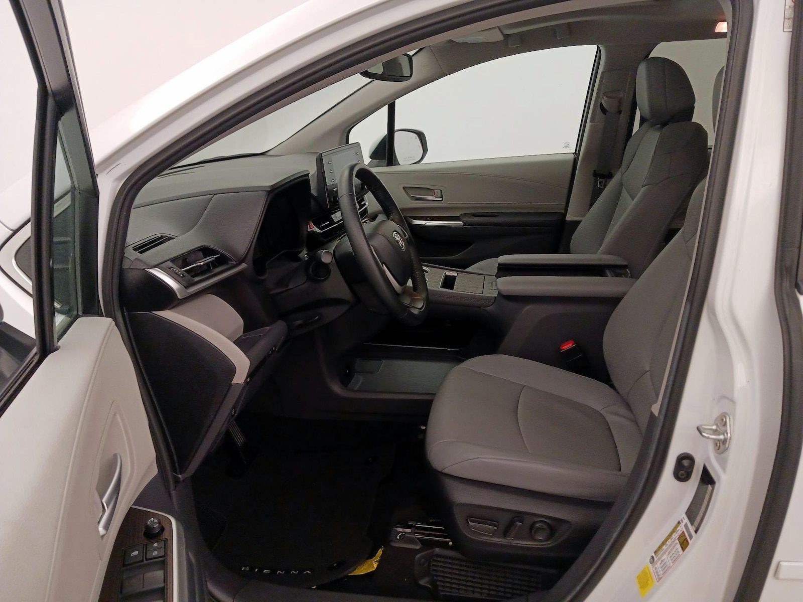 2024 Toyota Sienna XLE - Photo 12
