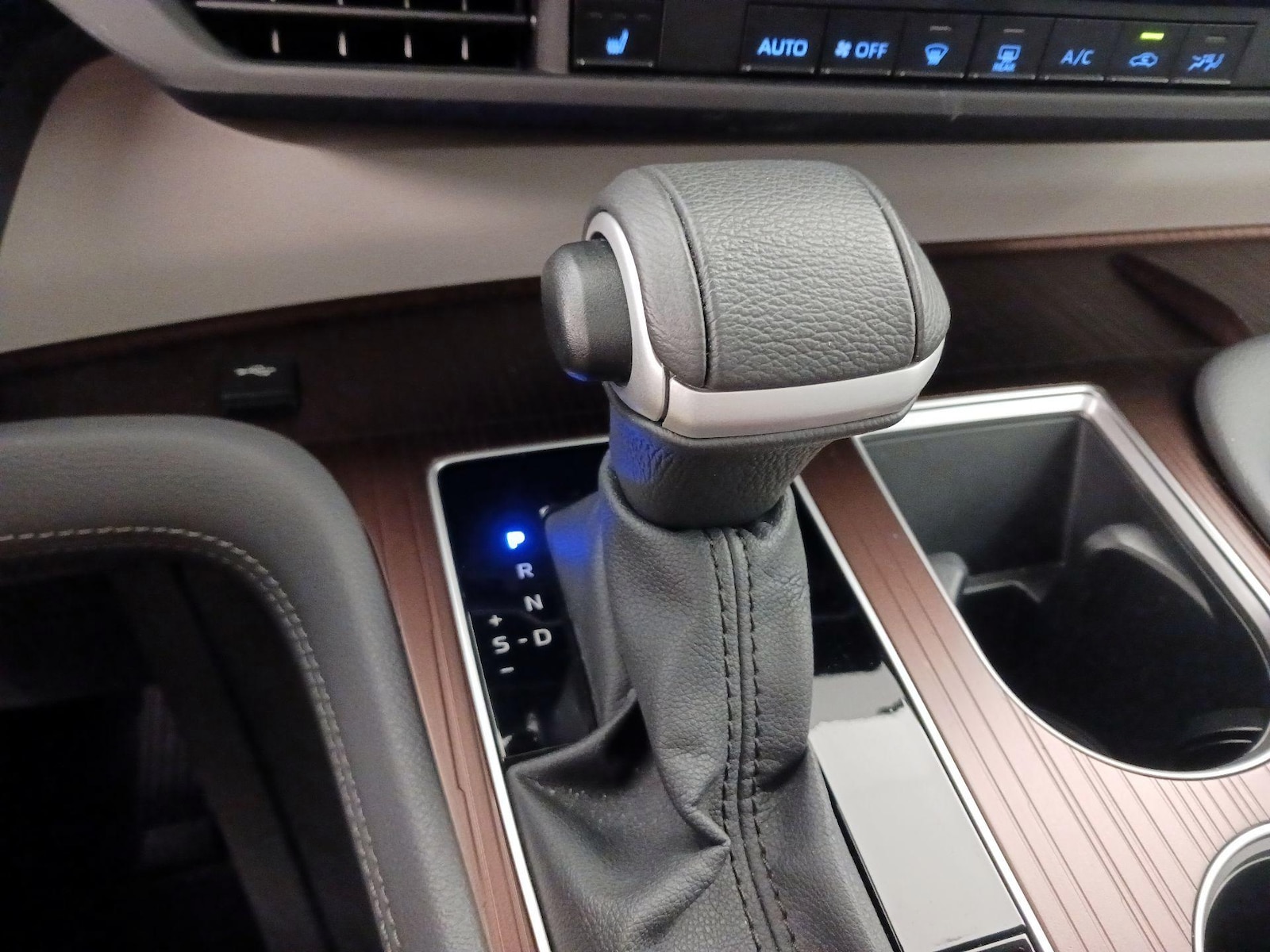2024 Toyota Sienna XLE - Photo 18