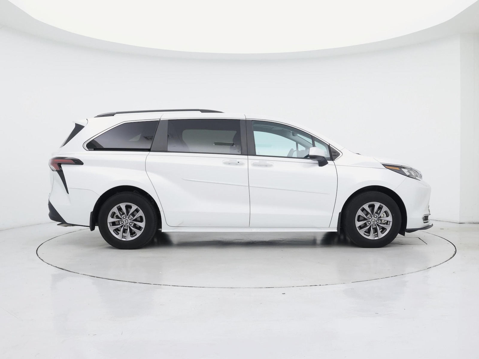 2024 Toyota Sienna XLE - Photo 8