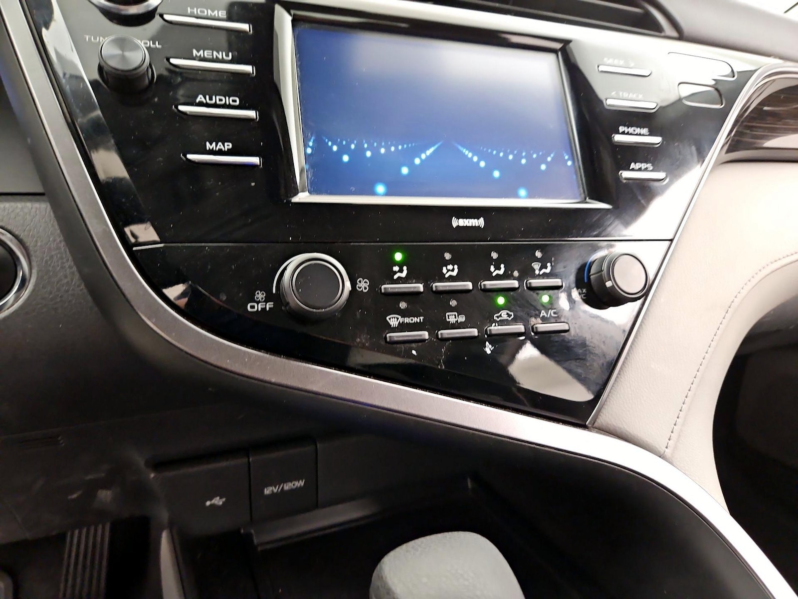 2020 Toyota Camry LE - Photo 17