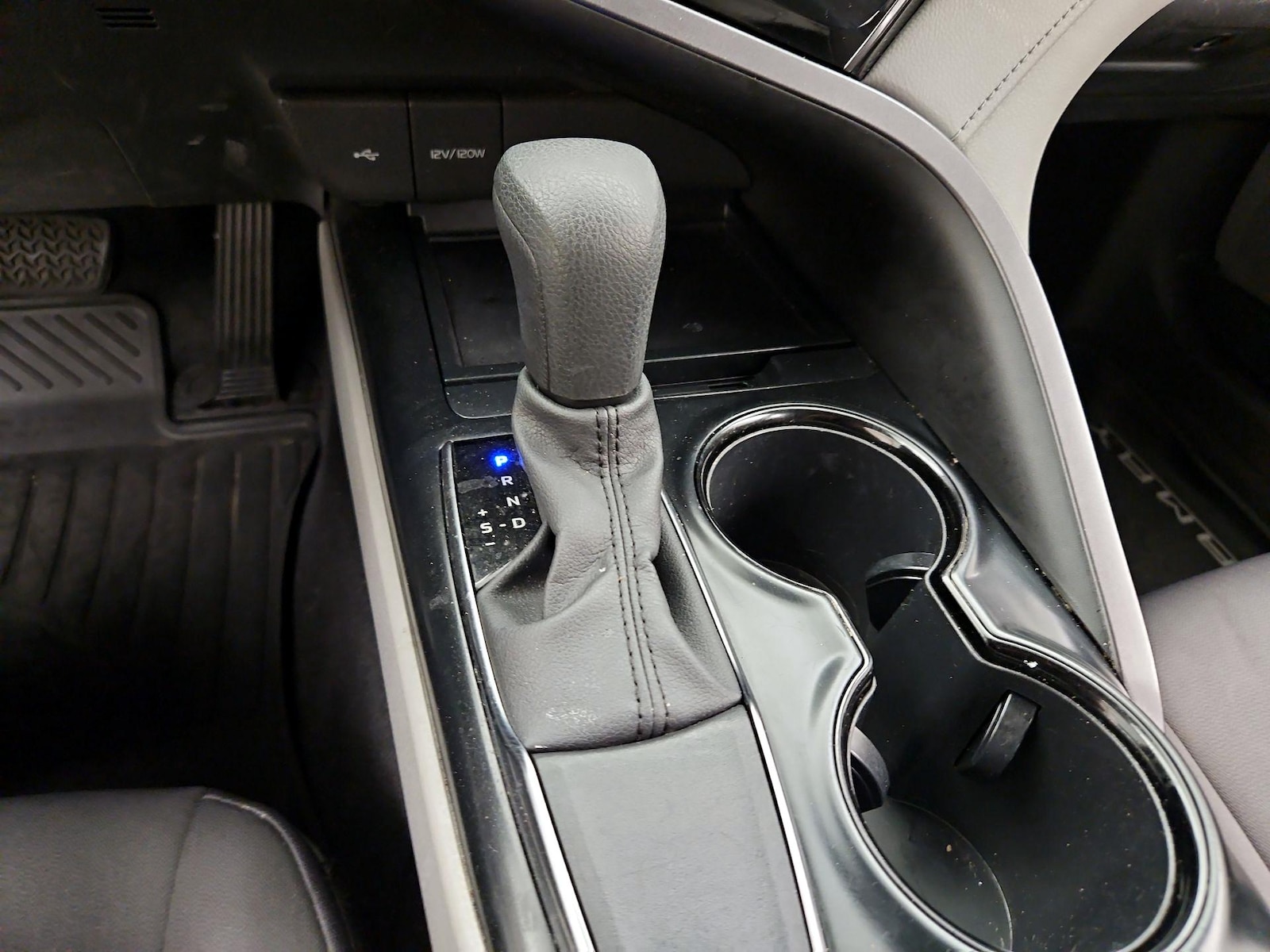2020 Toyota Camry LE - Photo 18