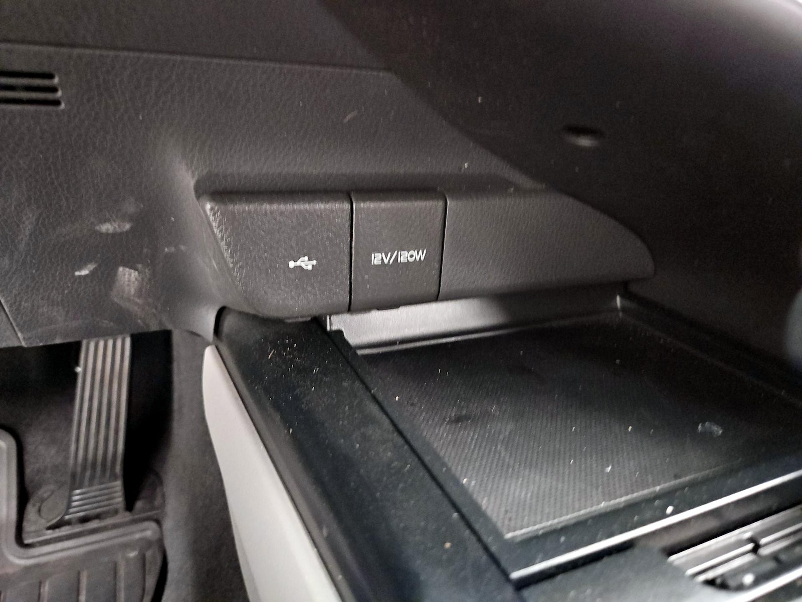 2020 Toyota Camry LE - Photo 19
