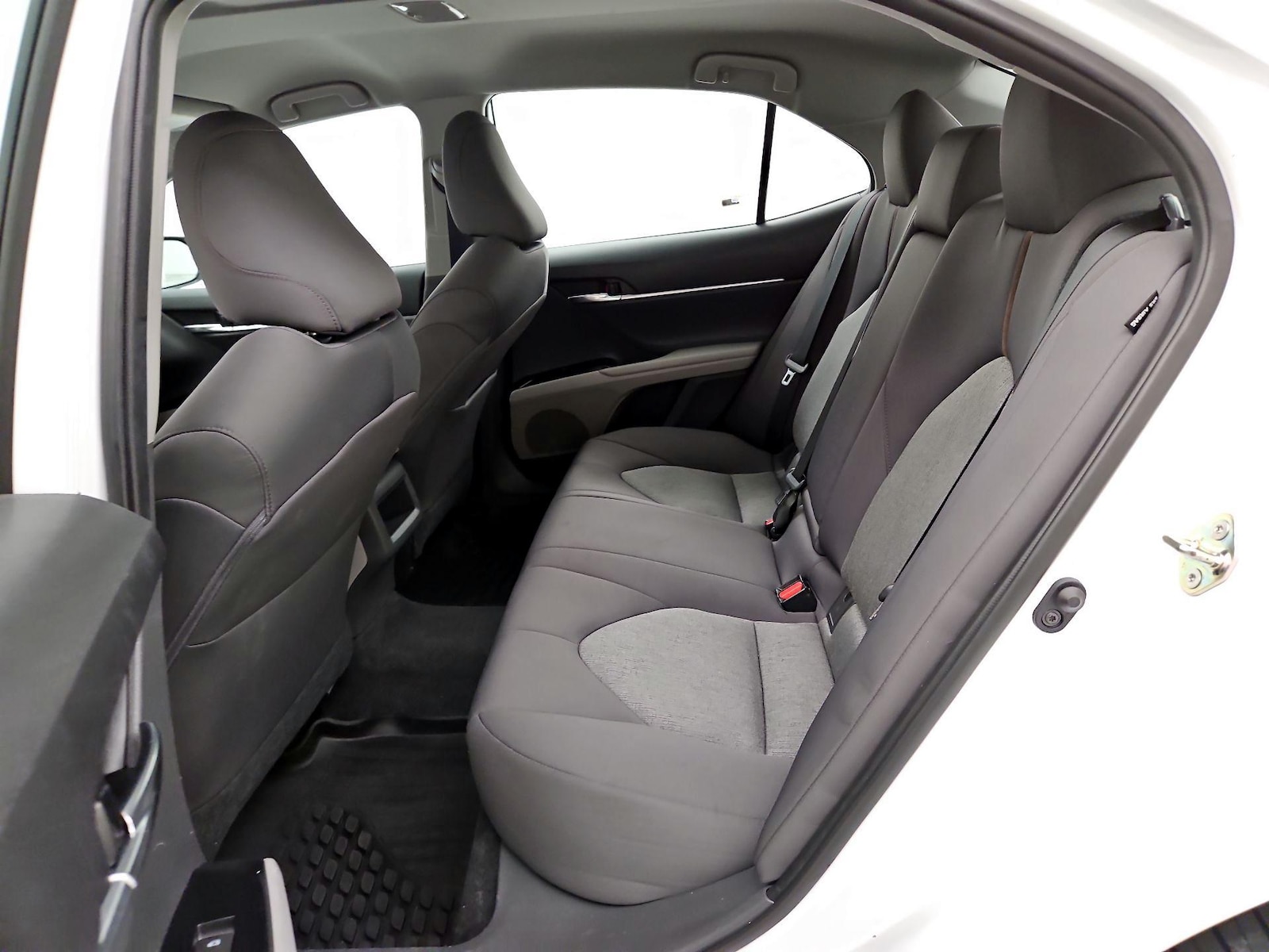2020 Toyota Camry LE - Photo 20