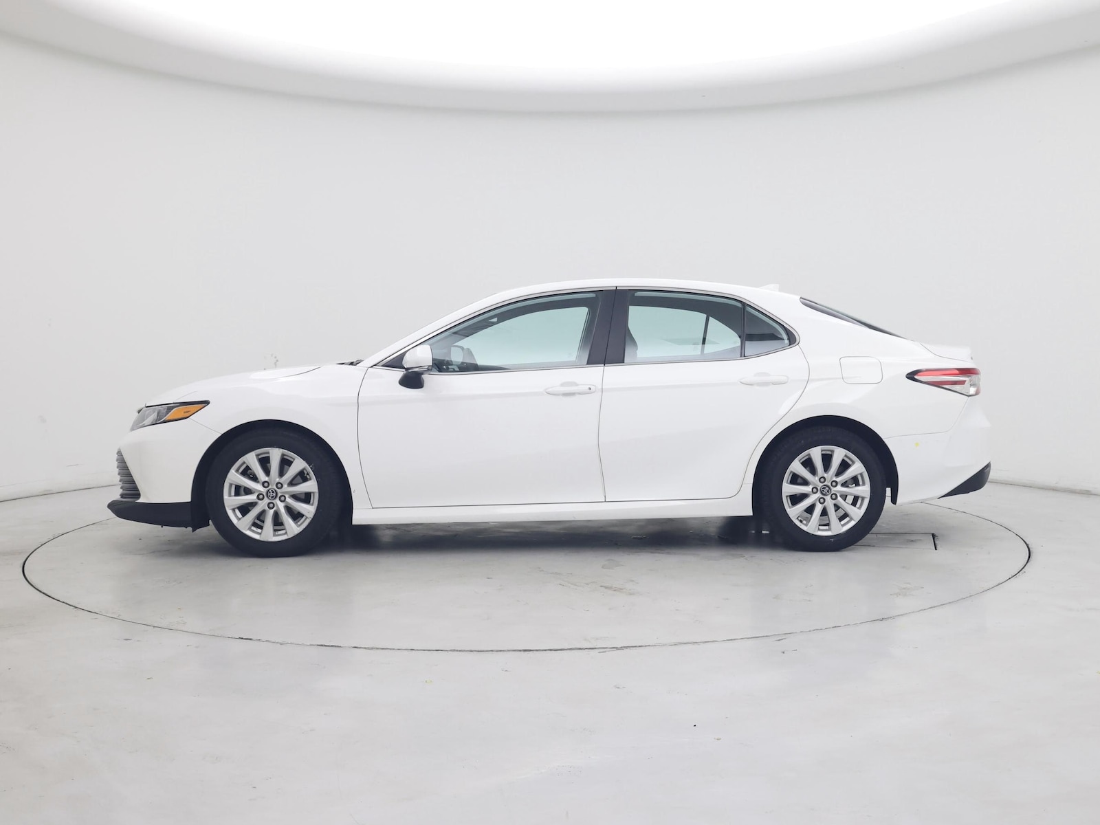 2020 Toyota Camry LE - Photo 4