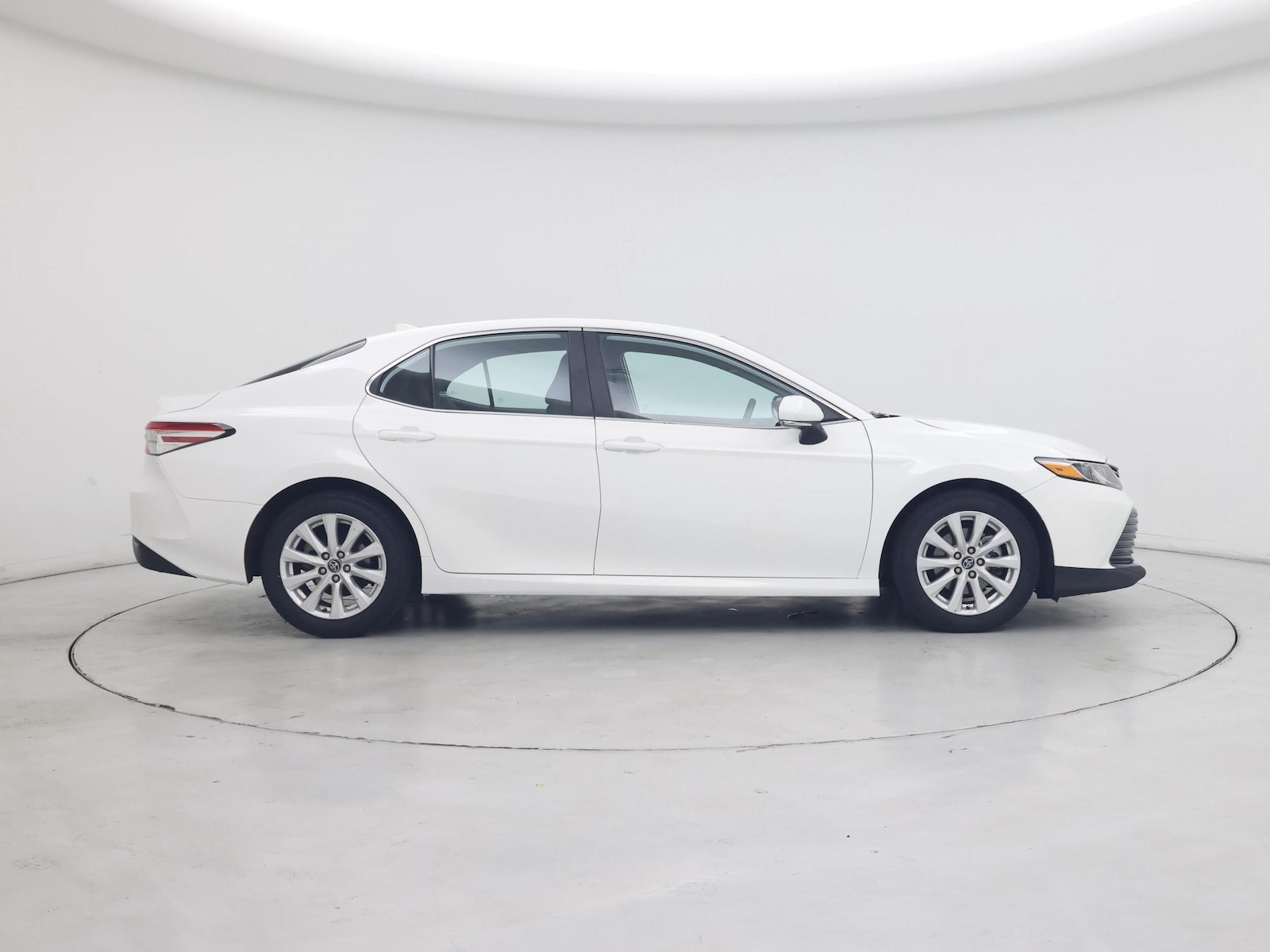 2020 Toyota Camry LE - Photo 8
