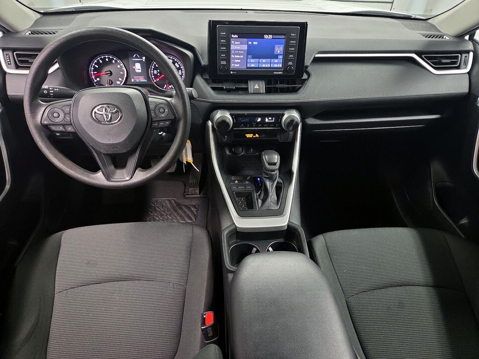2021 Toyota RAV4 LE - Photo 10