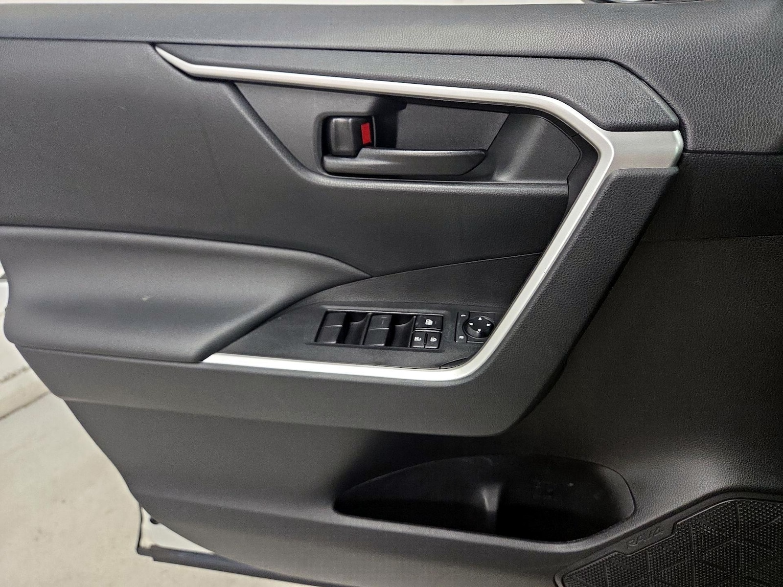2021 Toyota RAV4 LE - Photo 13