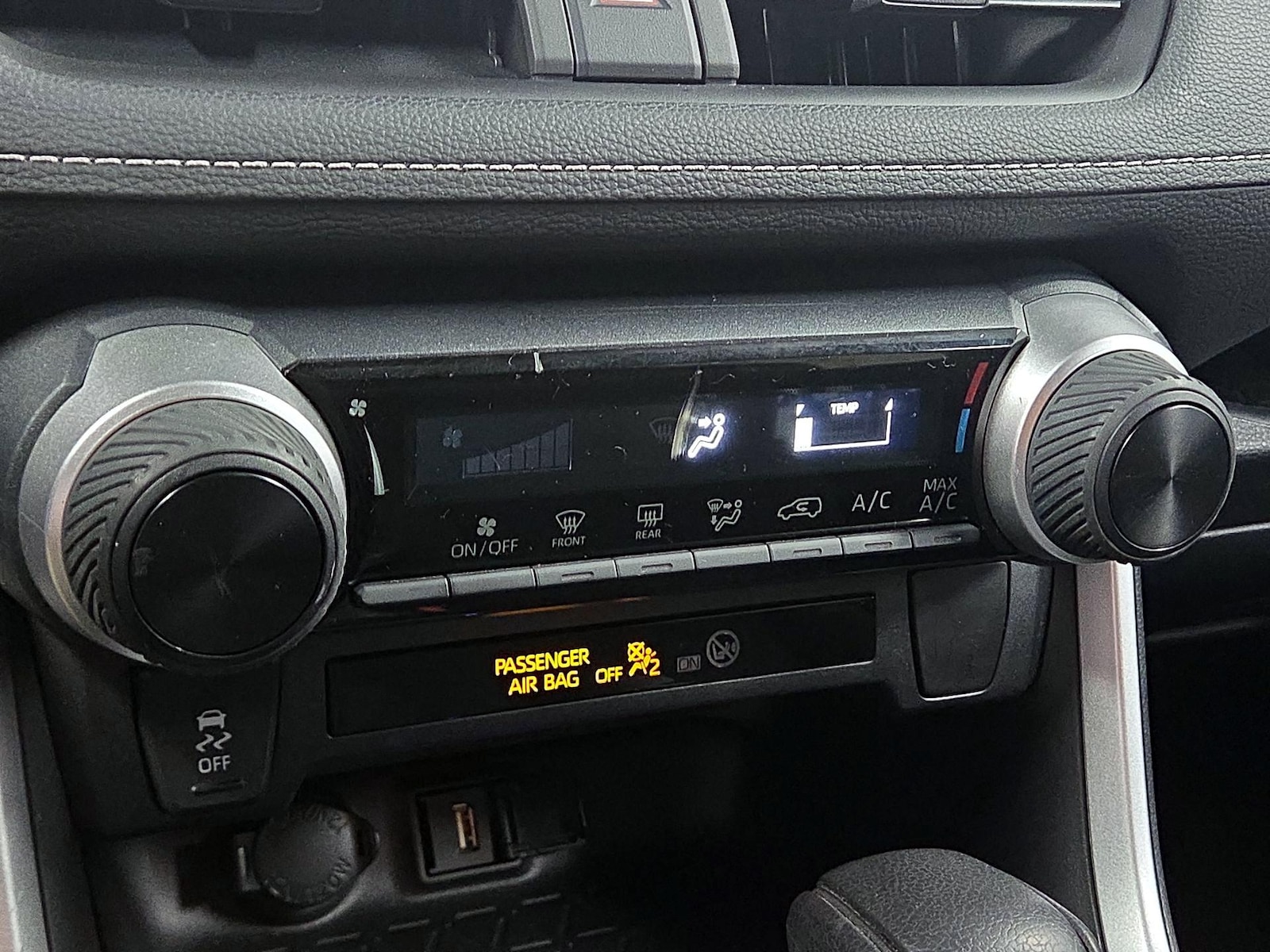 2021 Toyota RAV4 LE - Photo 17