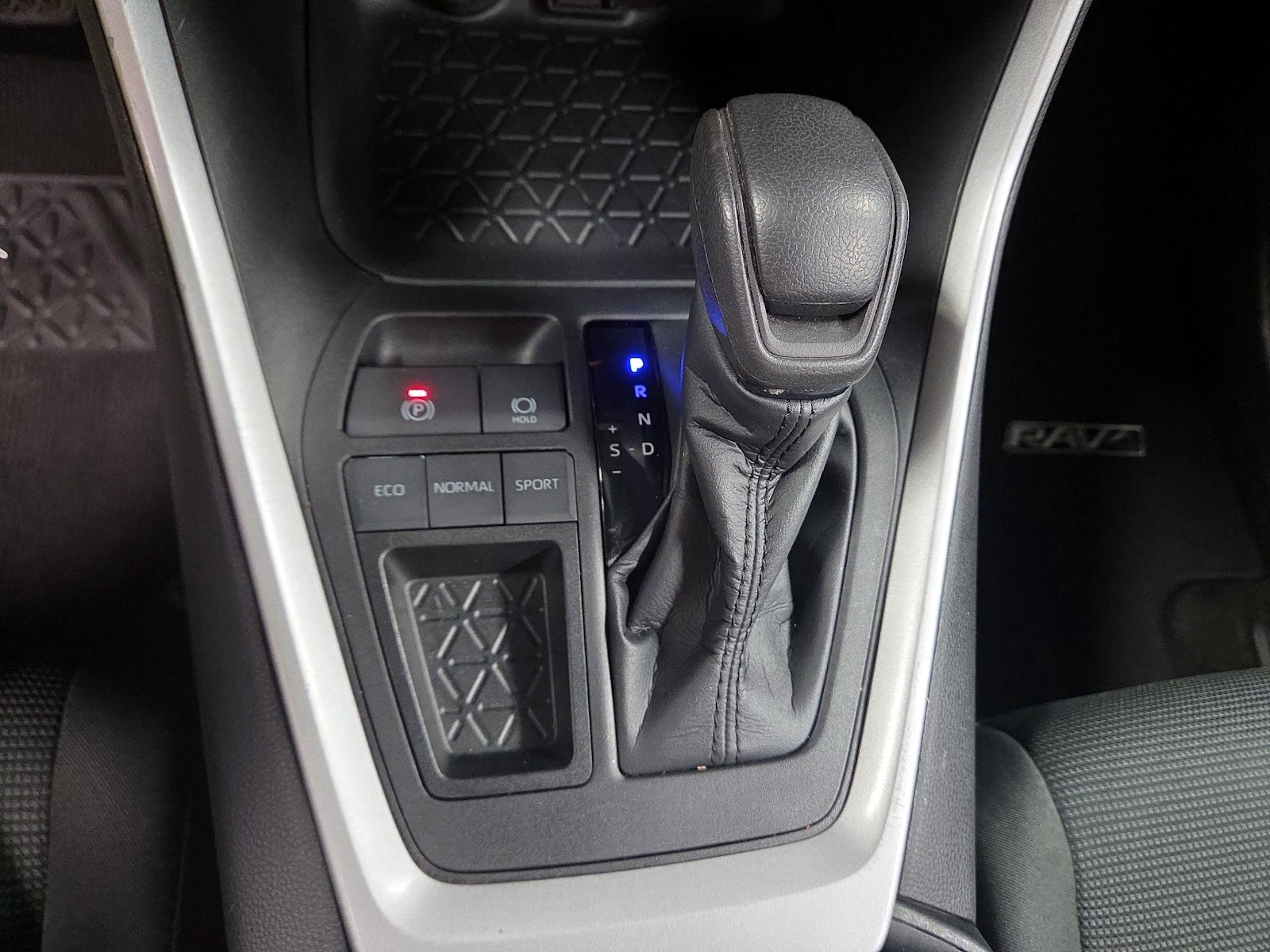 2021 Toyota RAV4 LE - Photo 18