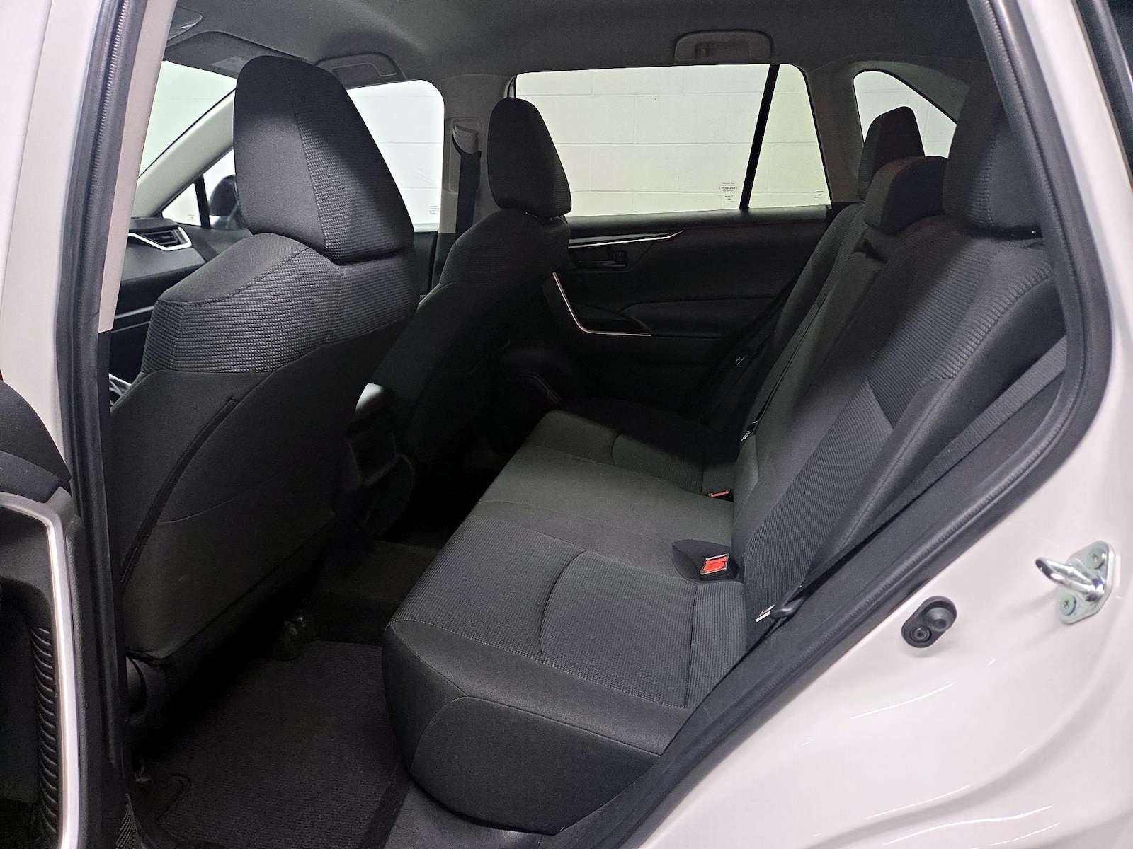 2021 Toyota RAV4 LE - Photo 20