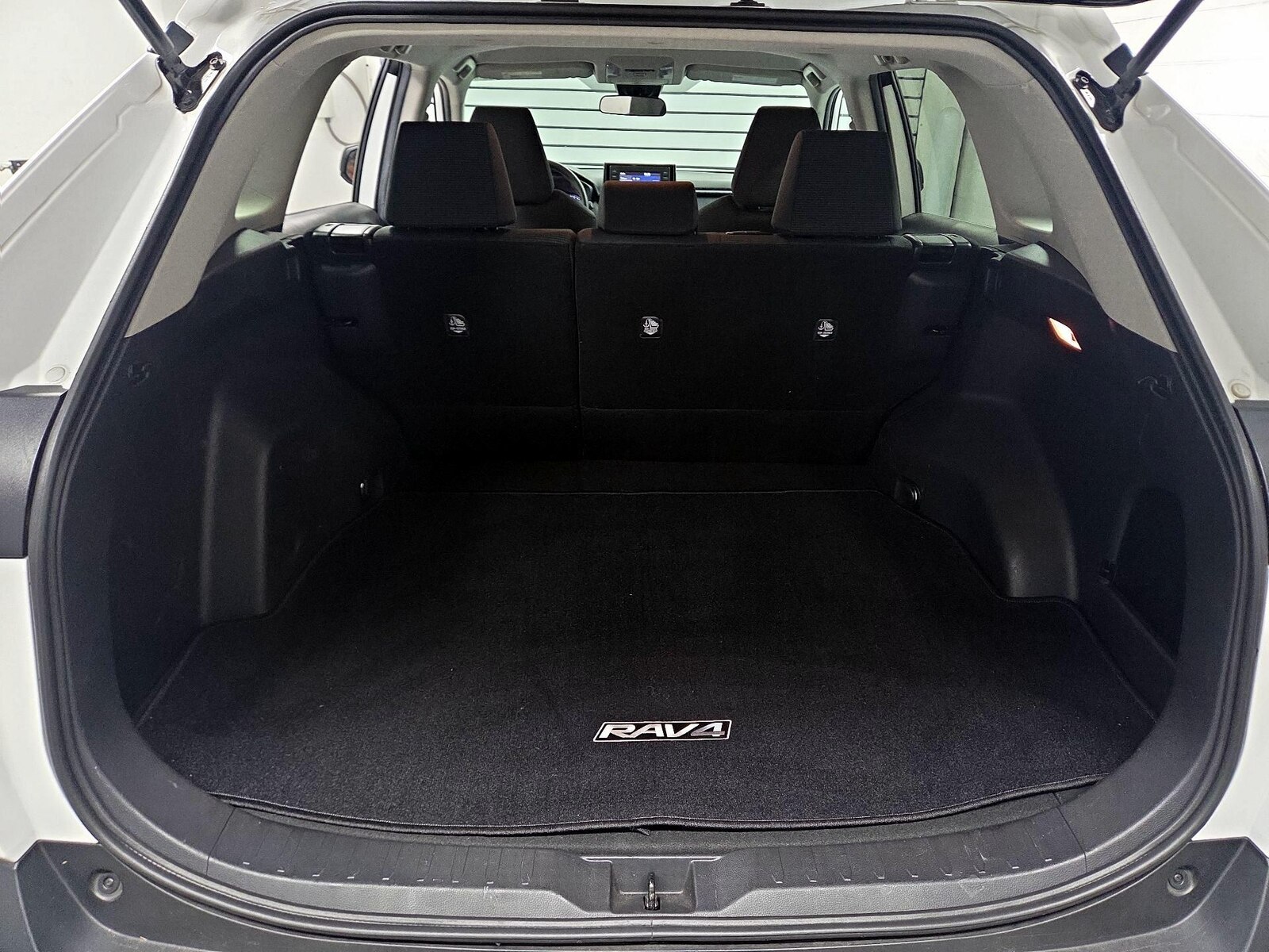 2021 Toyota RAV4 LE - Photo 21