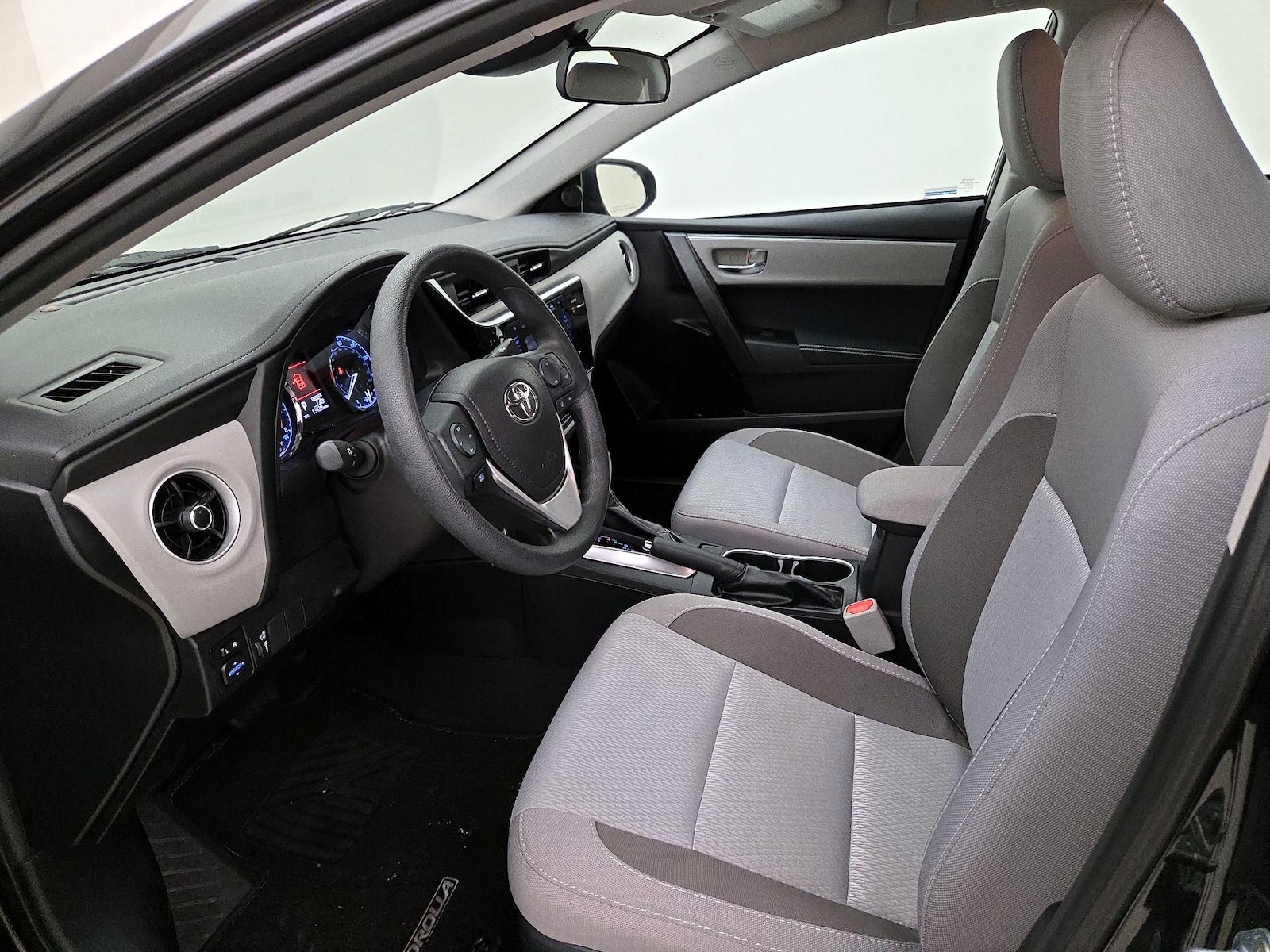 2017 Toyota Corolla LE - Photo 12