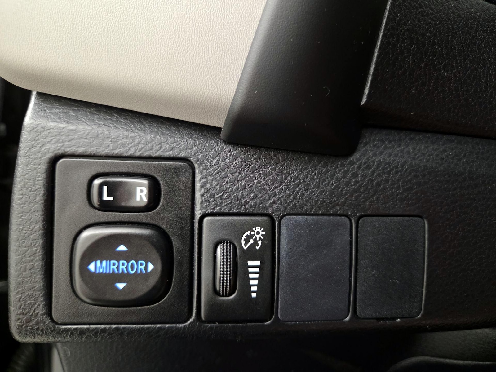 2017 Toyota Corolla LE - Photo 14