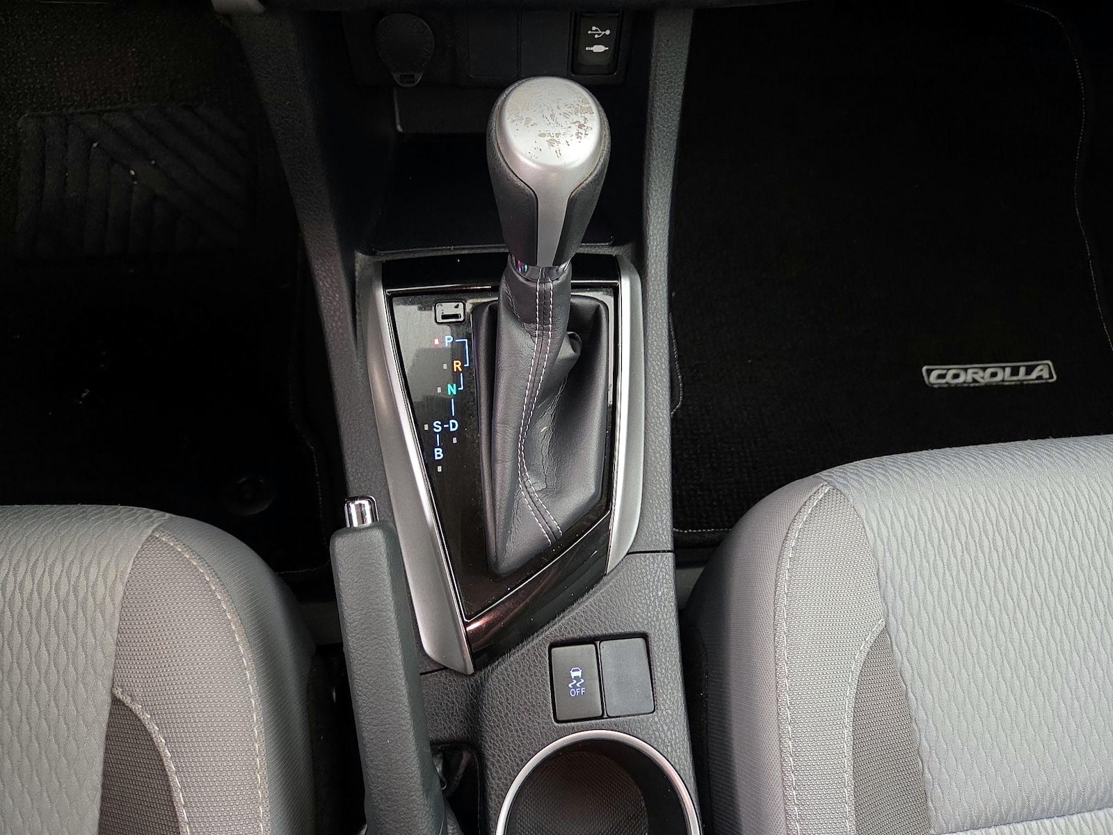 2017 Toyota Corolla LE - Photo 18