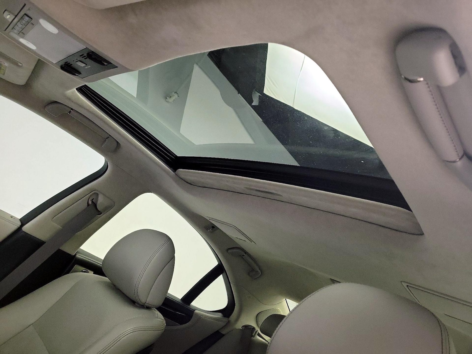 Sunroof(s) & Overhead Airbags