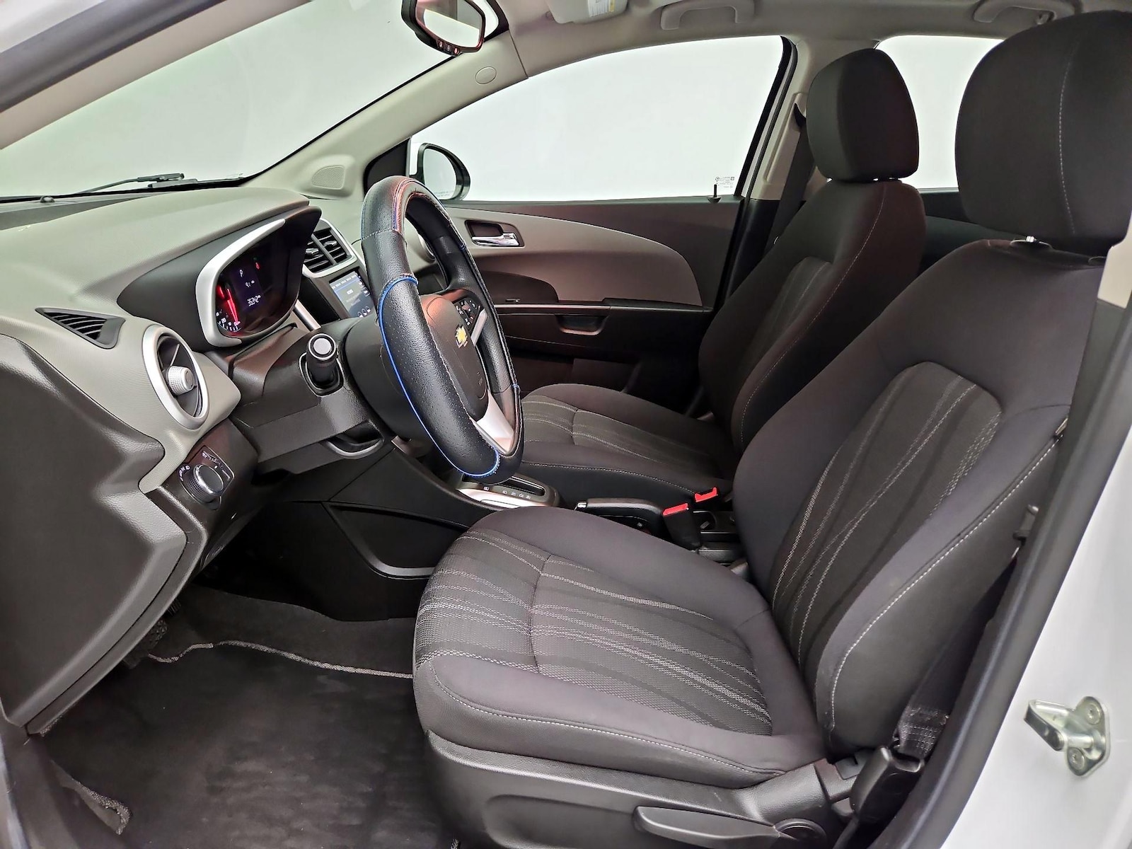 2020 Chevrolet Sonic LT - Photo 12