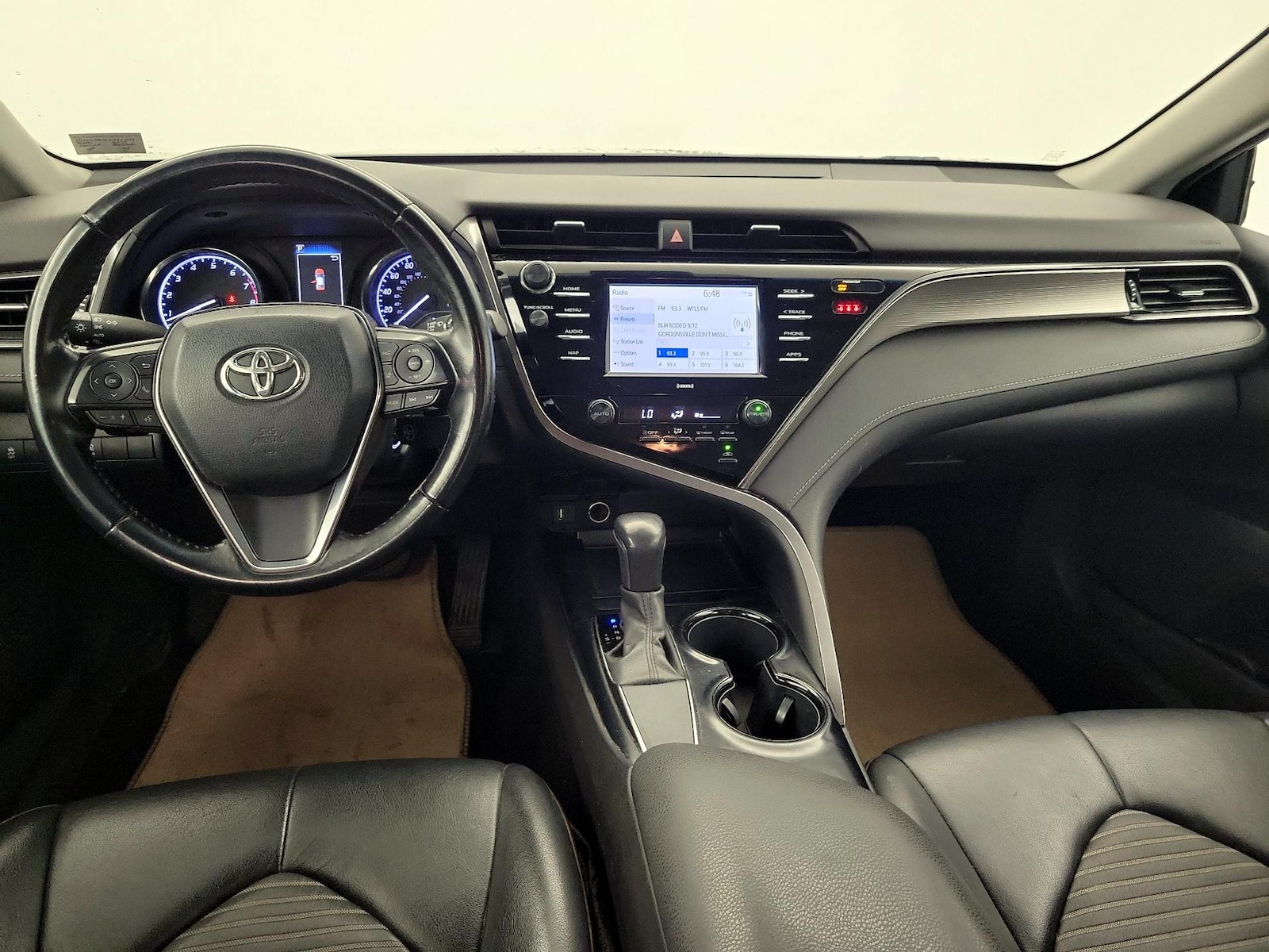2020 Toyota Camry SE - Photo 10