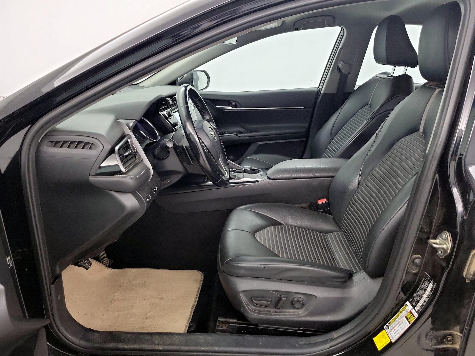 2020 Toyota Camry SE - Photo 12