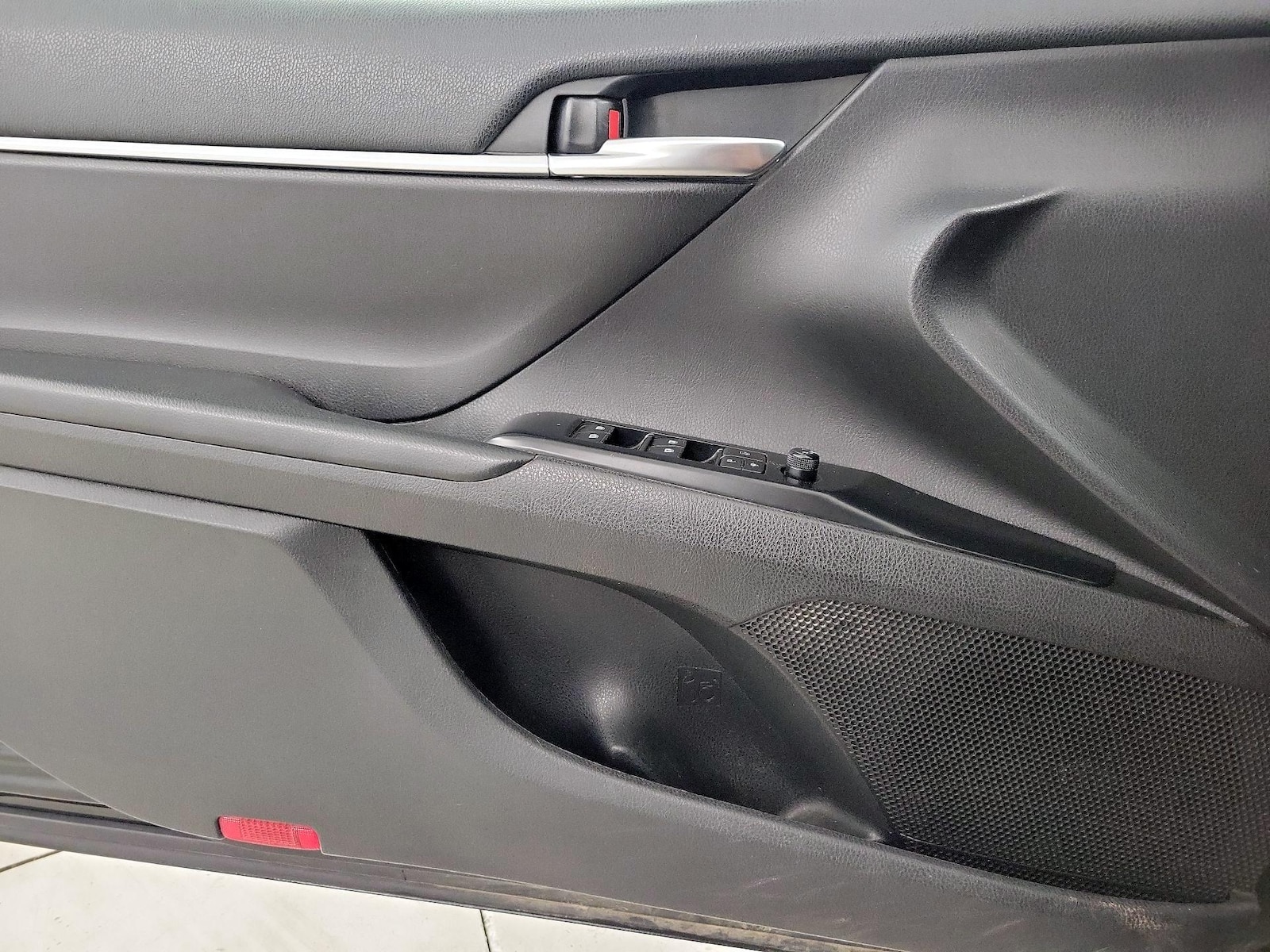 2020 Toyota Camry SE - Photo 13