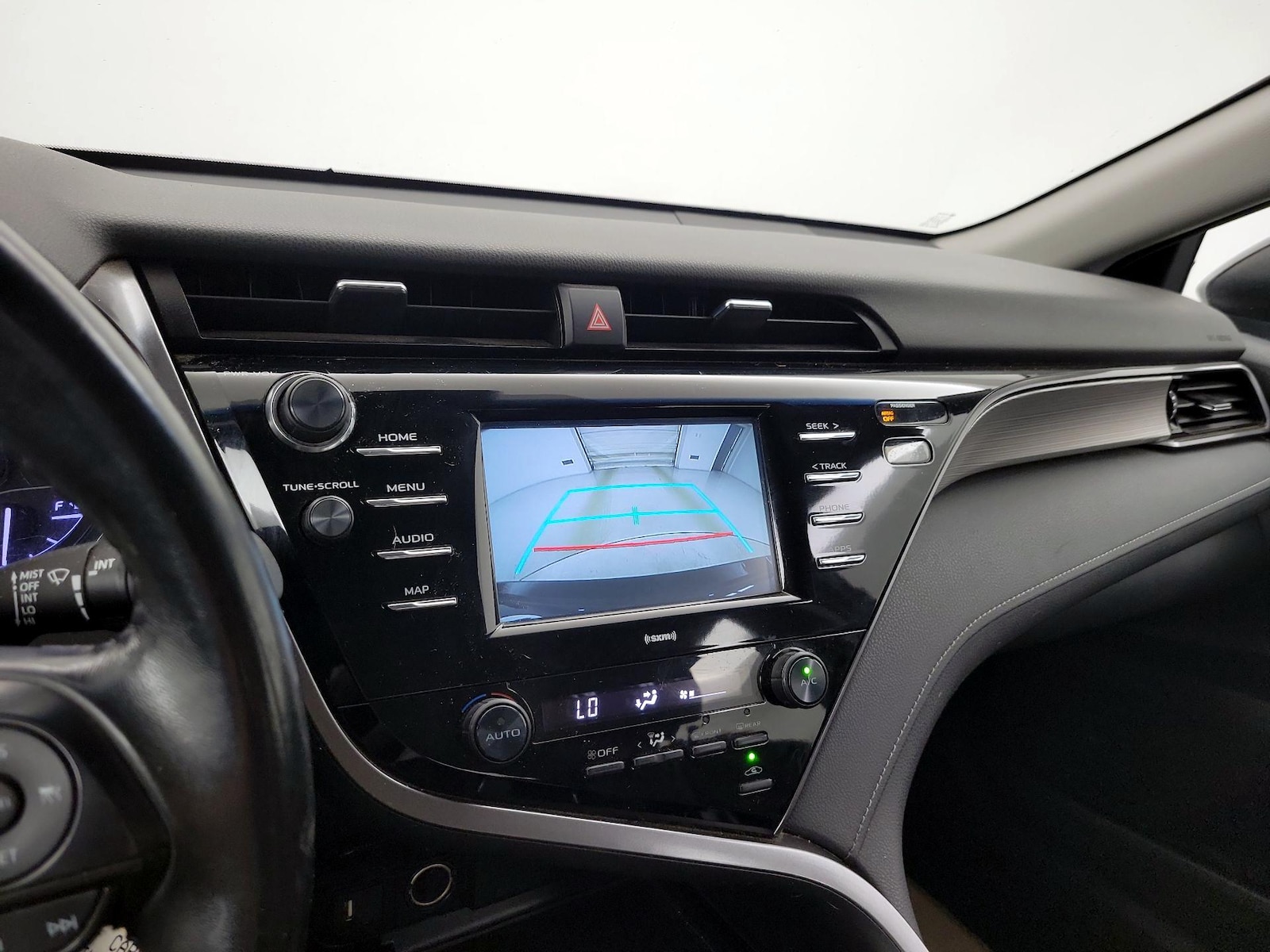 2020 Toyota Camry SE - Photo 15
