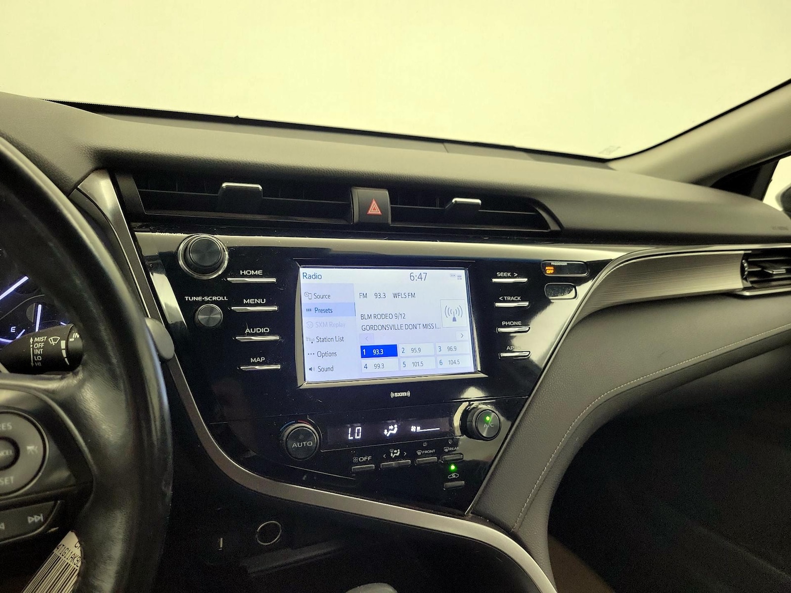 2020 Toyota Camry SE - Photo 16