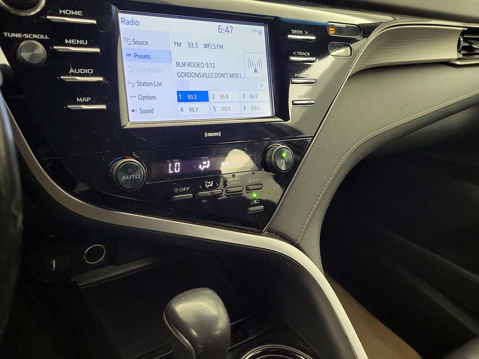 2020 Toyota Camry SE - Photo 17