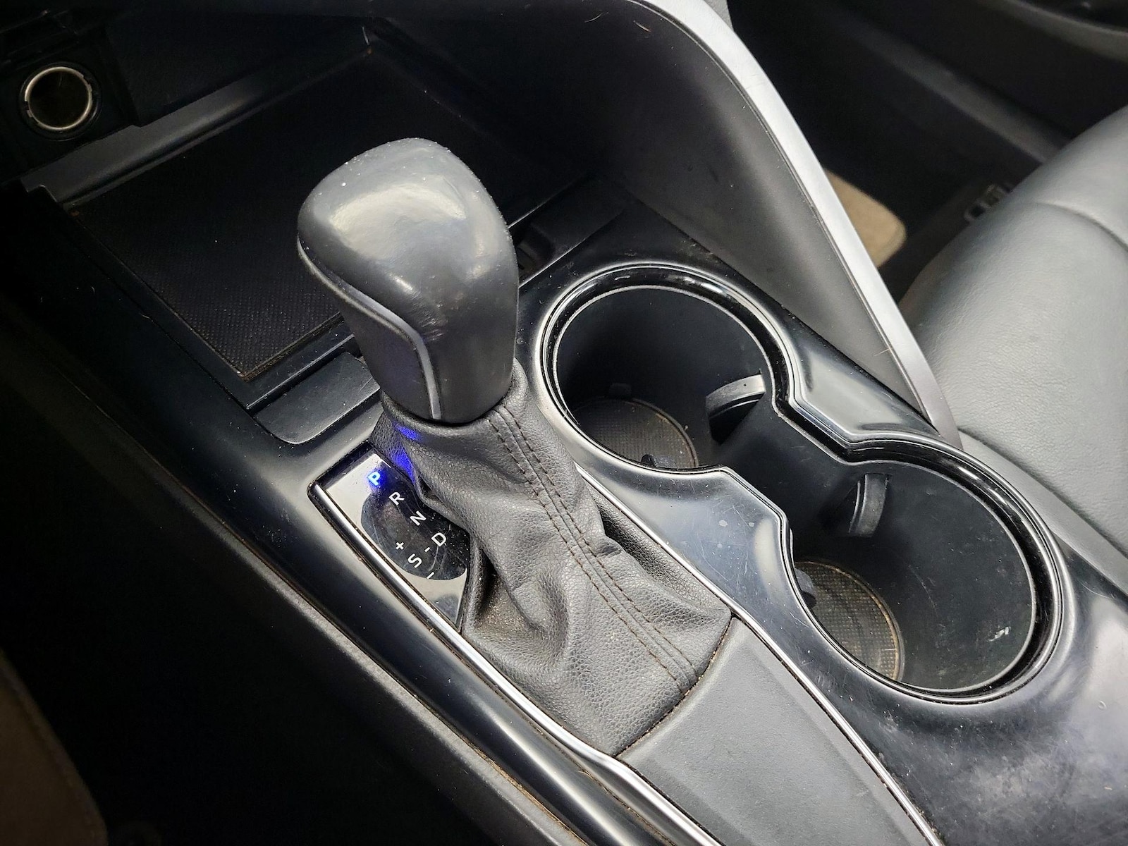 2020 Toyota Camry SE - Photo 18
