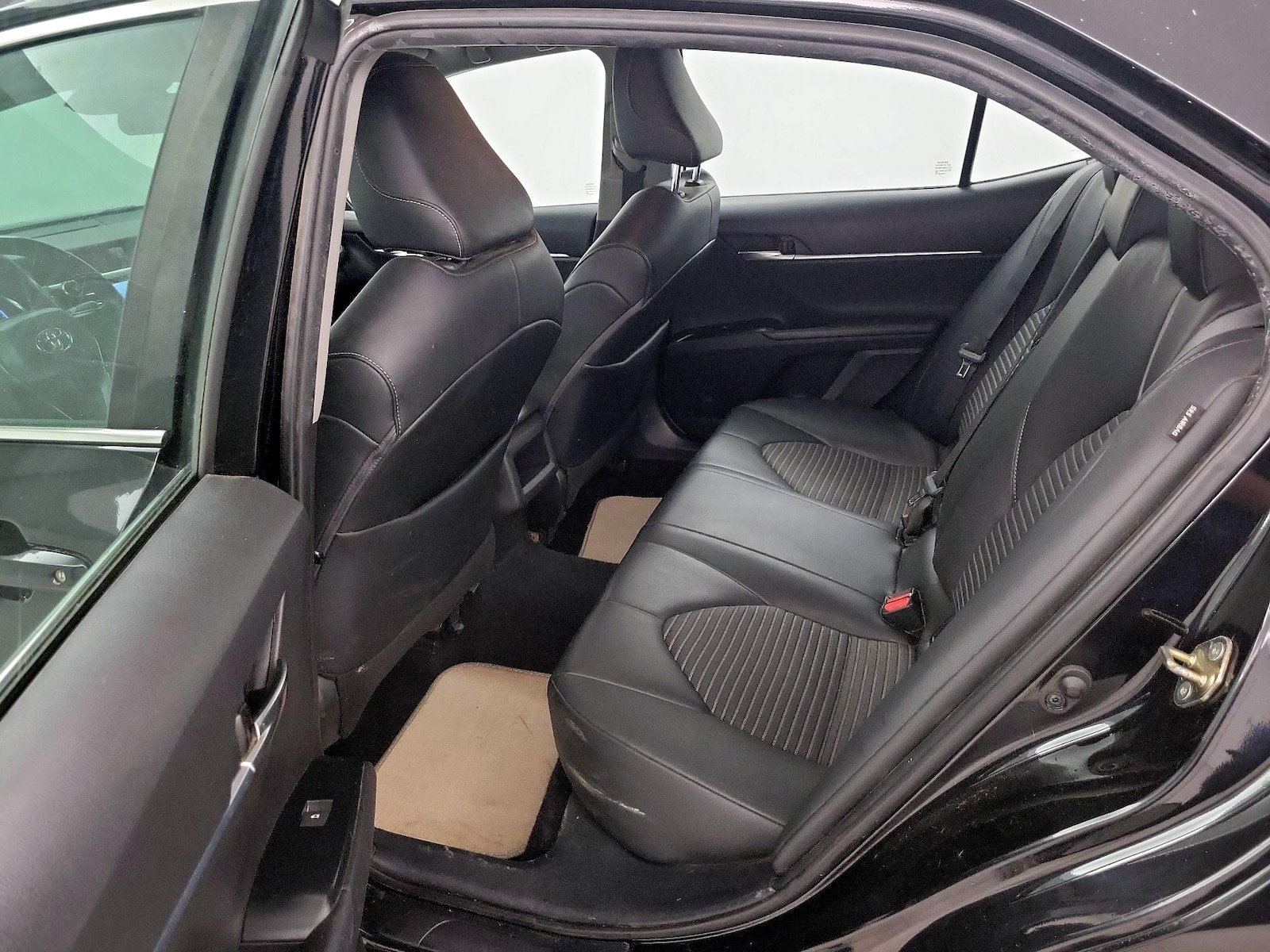 2020 Toyota Camry SE - Photo 20