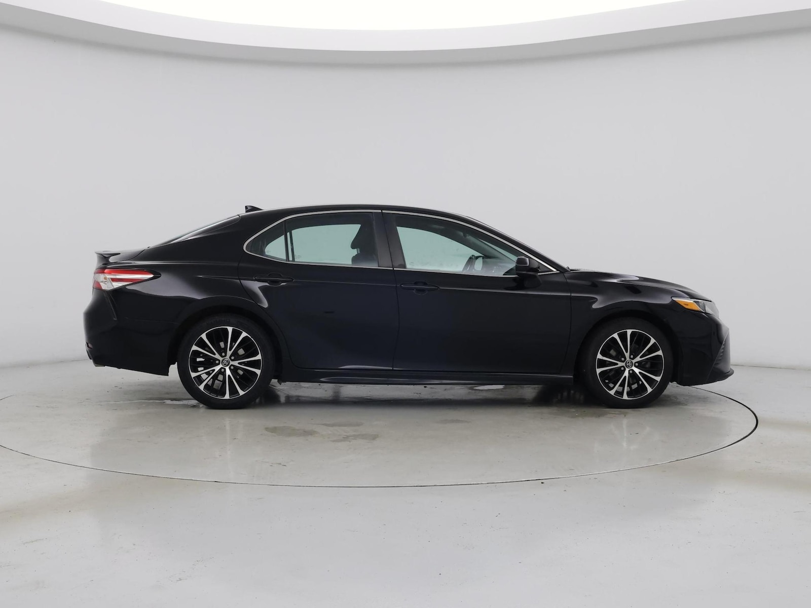 2020 Toyota Camry SE - Photo 8