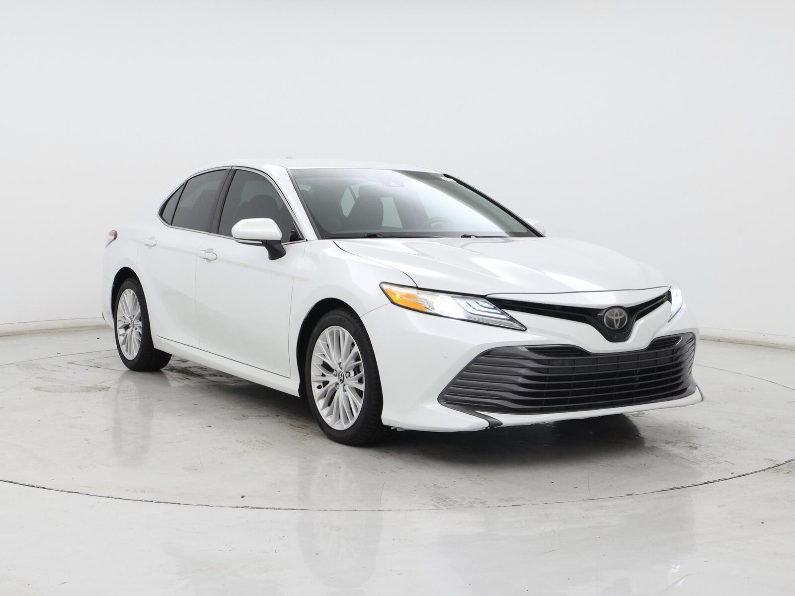 2018 Toyota Camry XLE - Photo 2