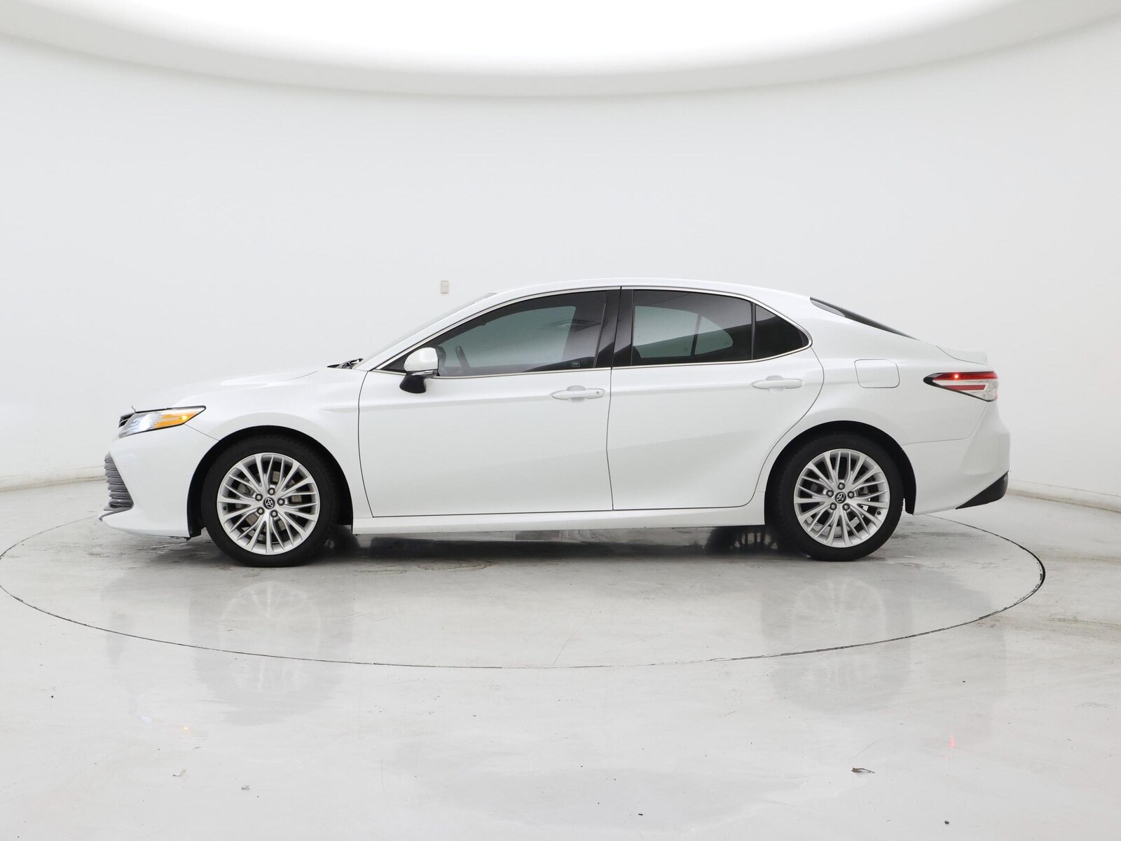 2018 Toyota Camry XLE - Photo 4