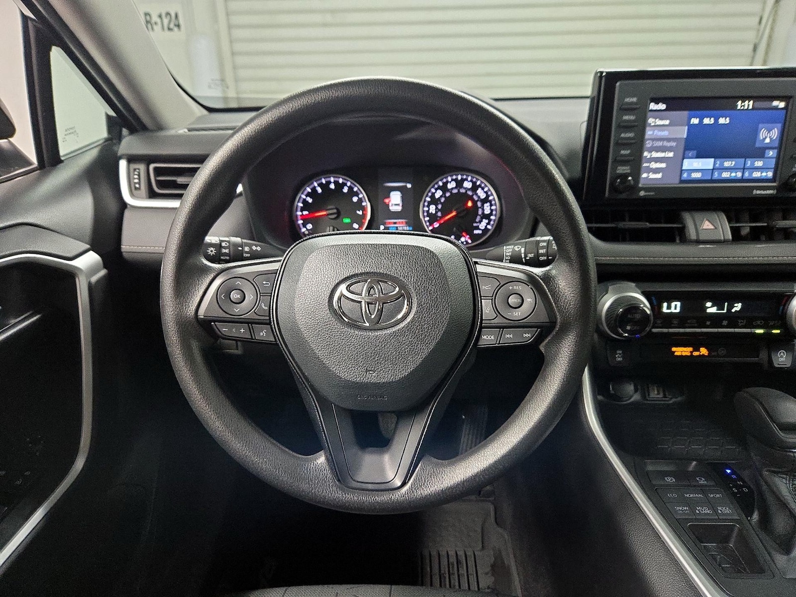 2020 Toyota RAV4 XLE - Photo 11