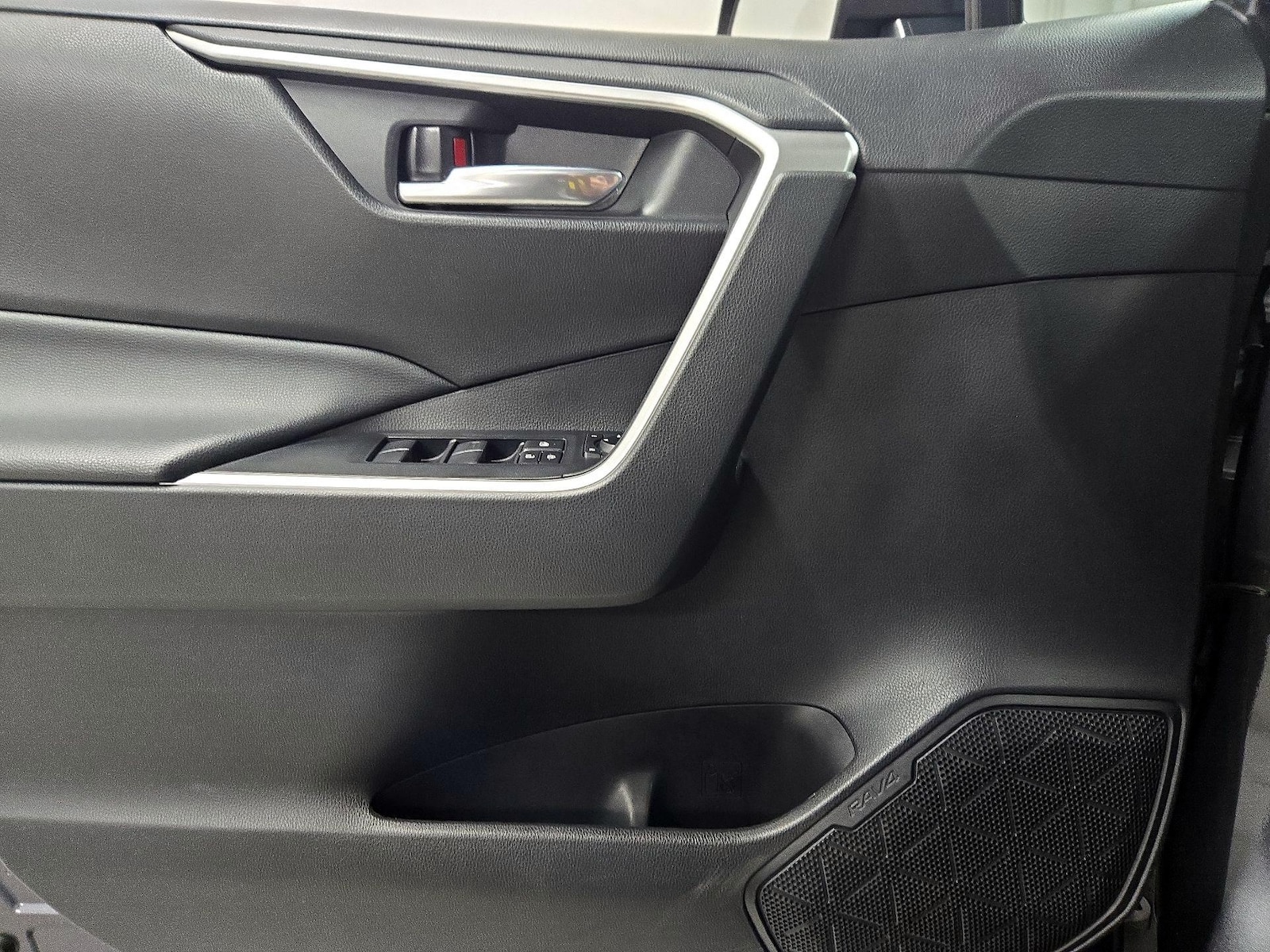 2020 Toyota RAV4 XLE - Photo 13