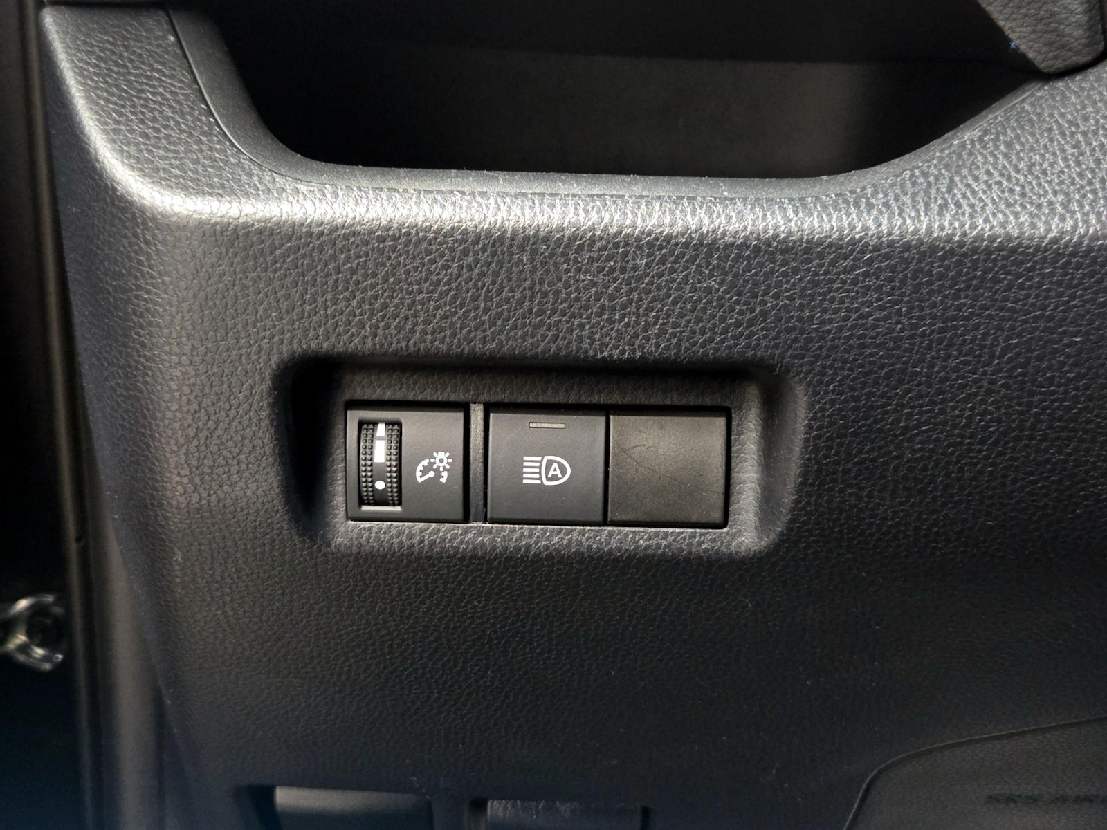 2020 Toyota RAV4 XLE - Photo 14