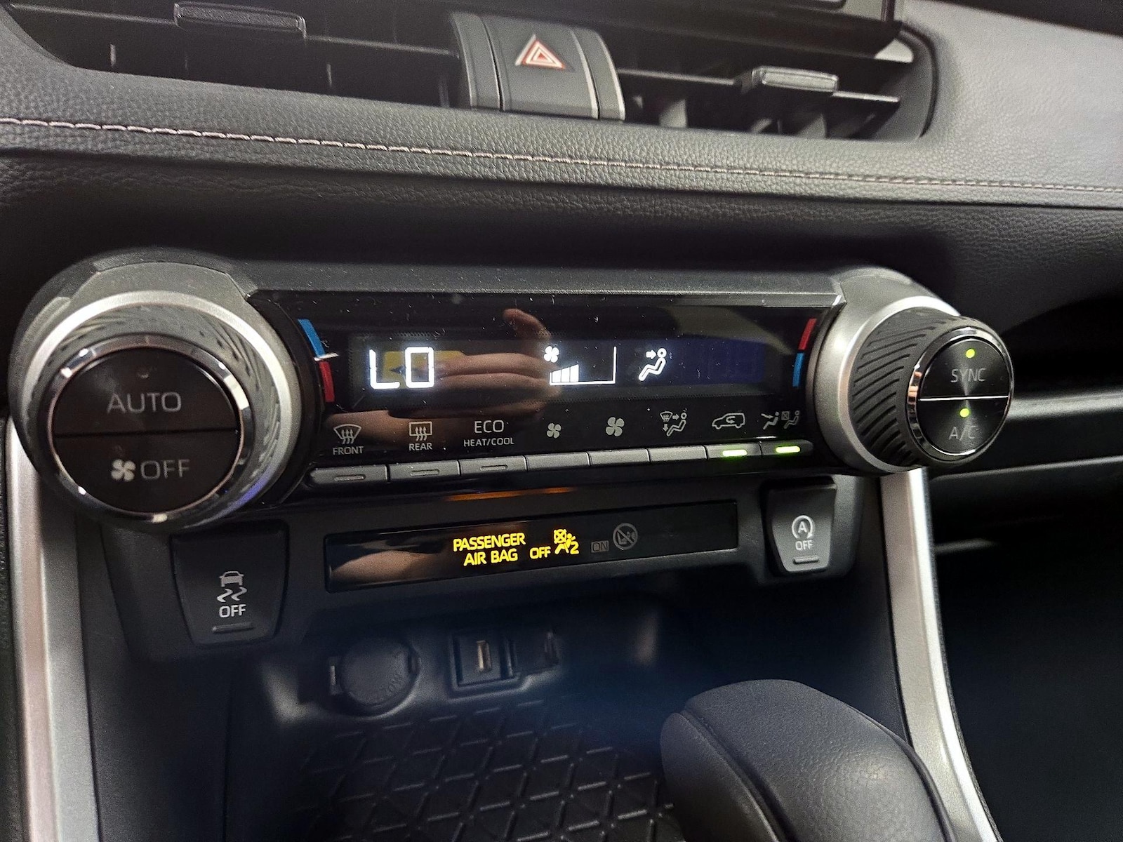 2020 Toyota RAV4 XLE - Photo 17