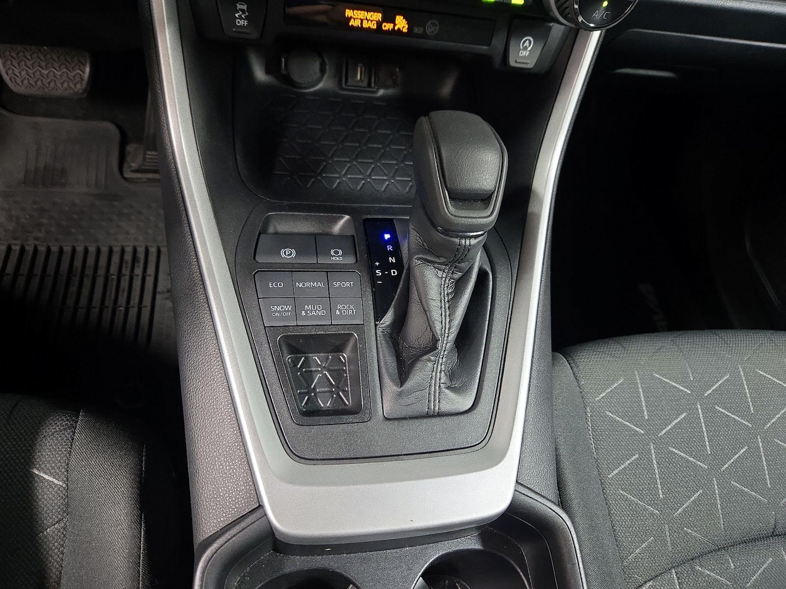 2020 Toyota RAV4 XLE - Photo 18