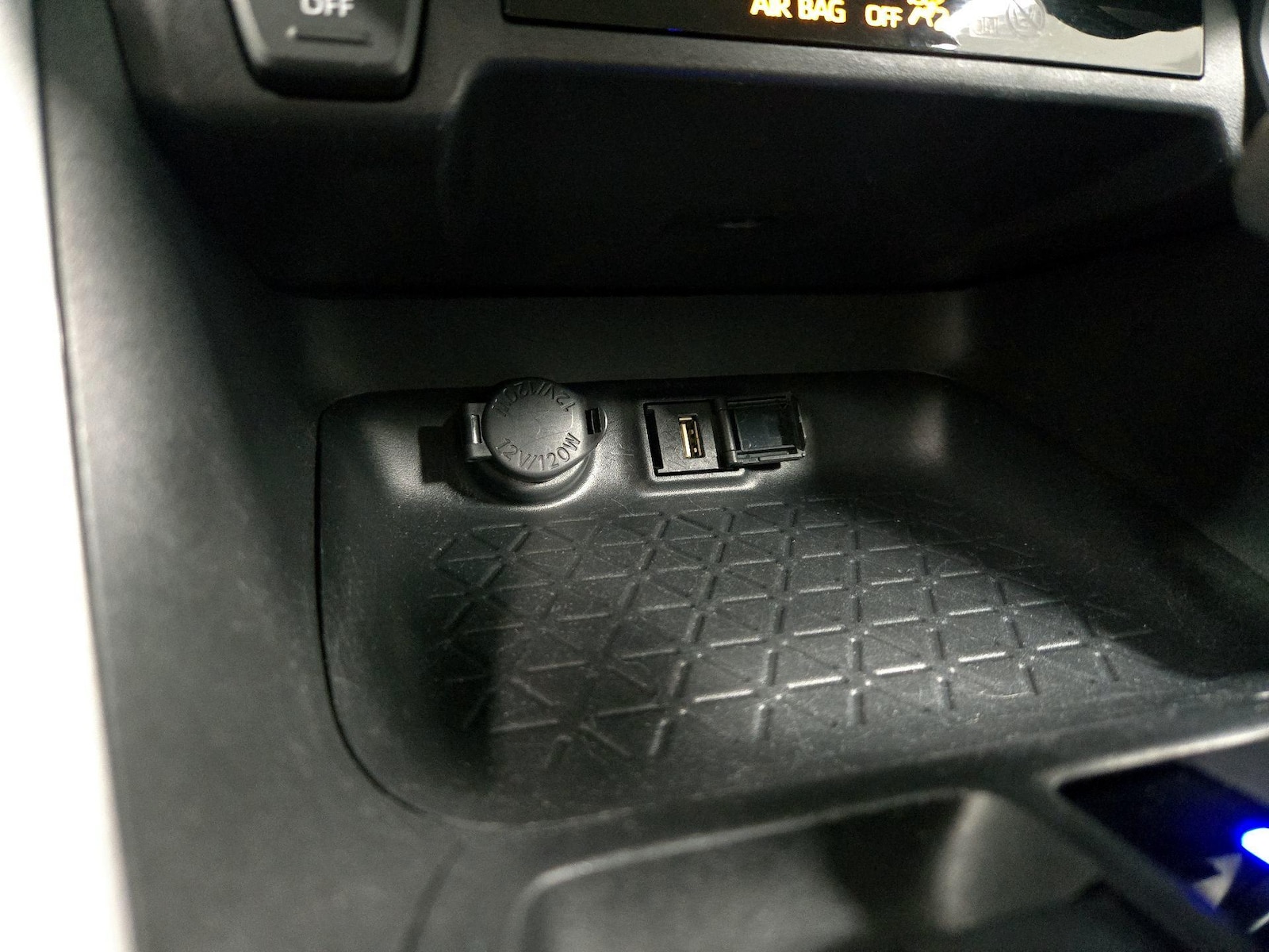 2020 Toyota RAV4 XLE - Photo 19