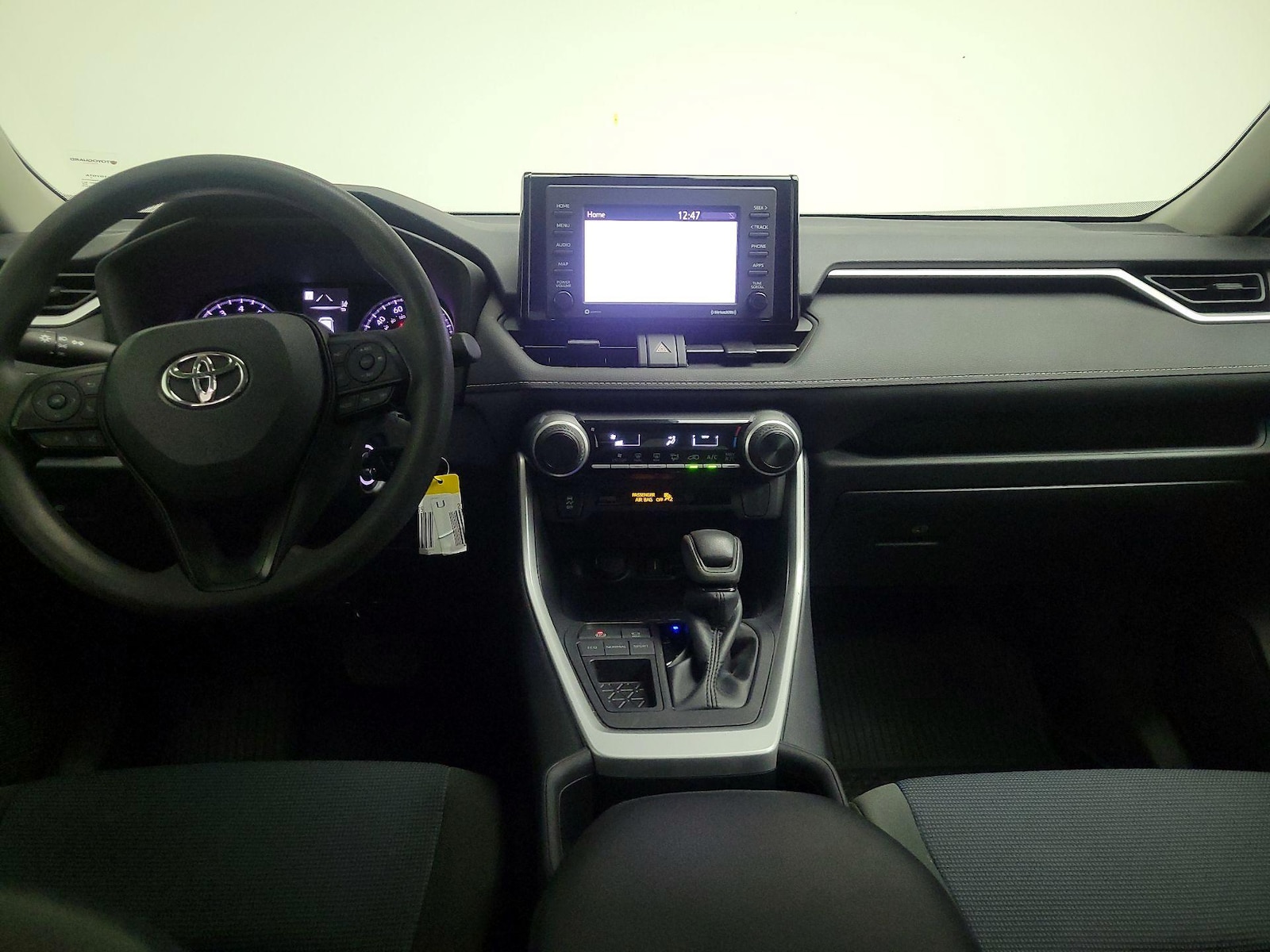 2022 Toyota RAV4 LE - Photo 10