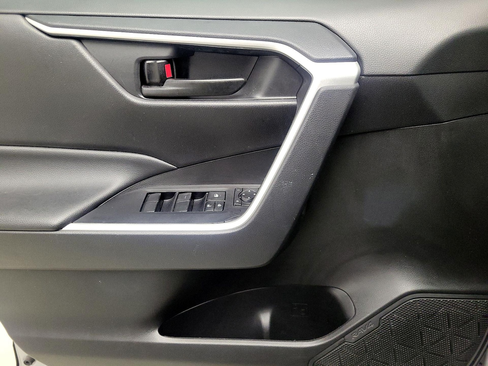 2022 Toyota RAV4 LE - Photo 13